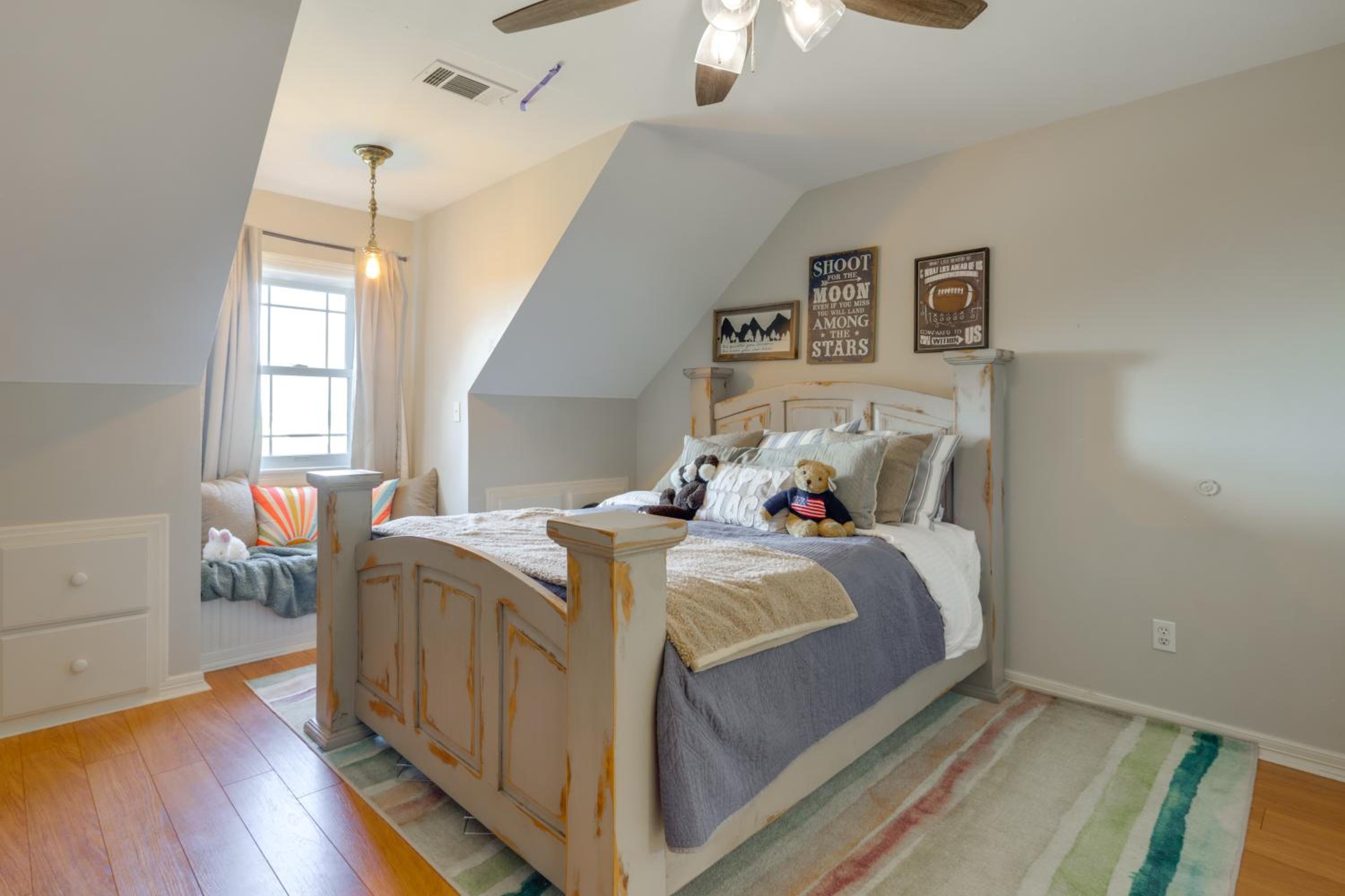 Surrounding Lake Views! Eureka Springs Home