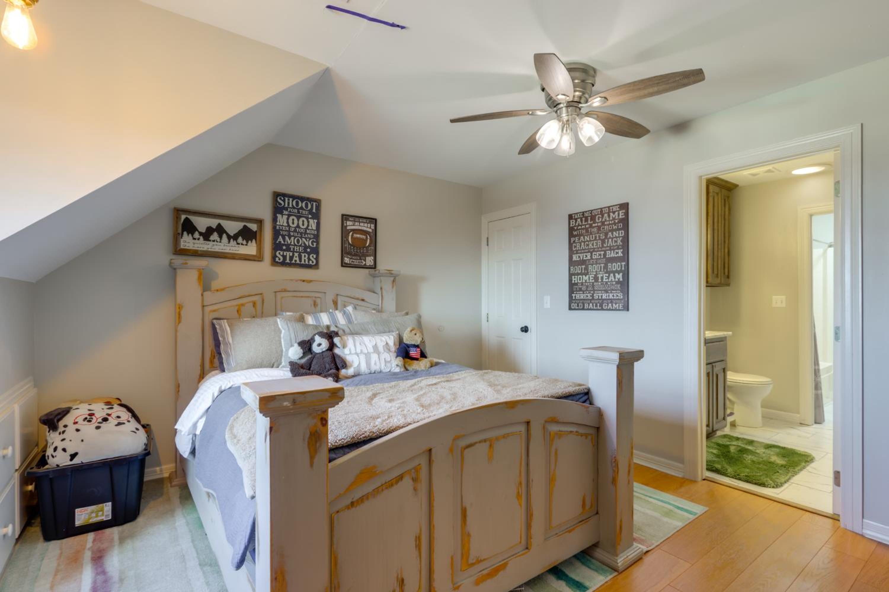 Surrounding Lake Views! Eureka Springs Home