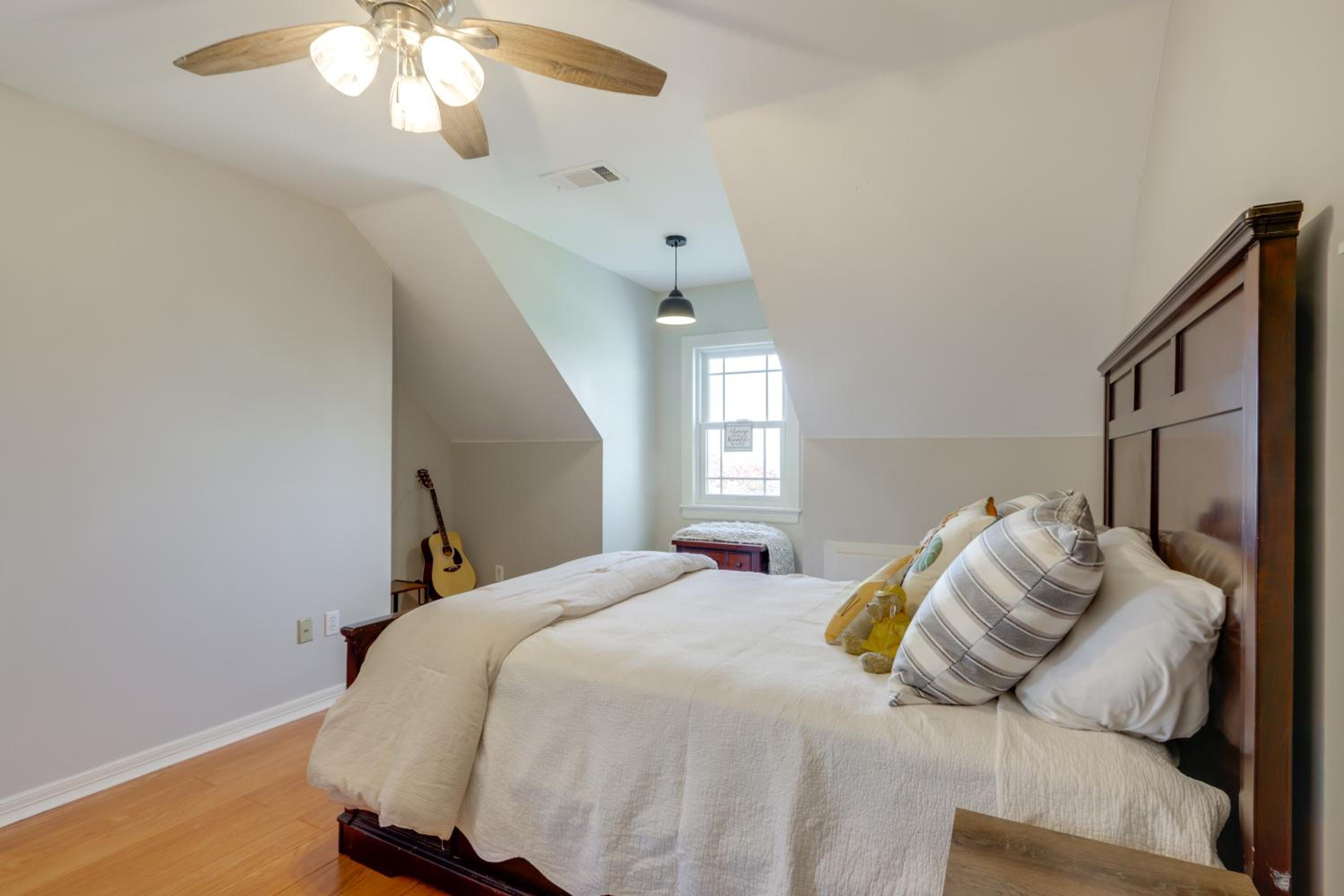 Surrounding Lake Views! Eureka Springs Home