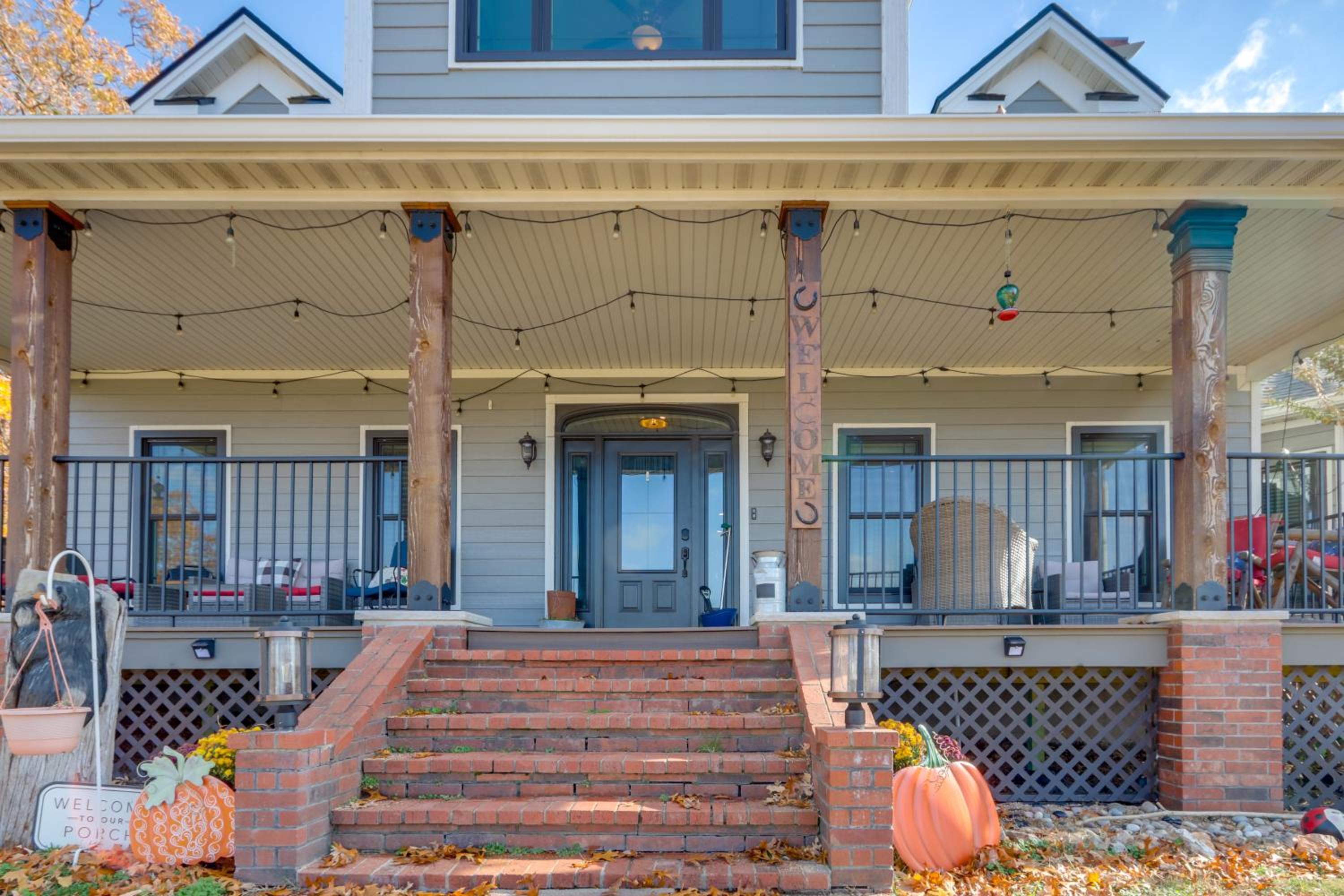 Surrounding Lake Views! Eureka Springs Home