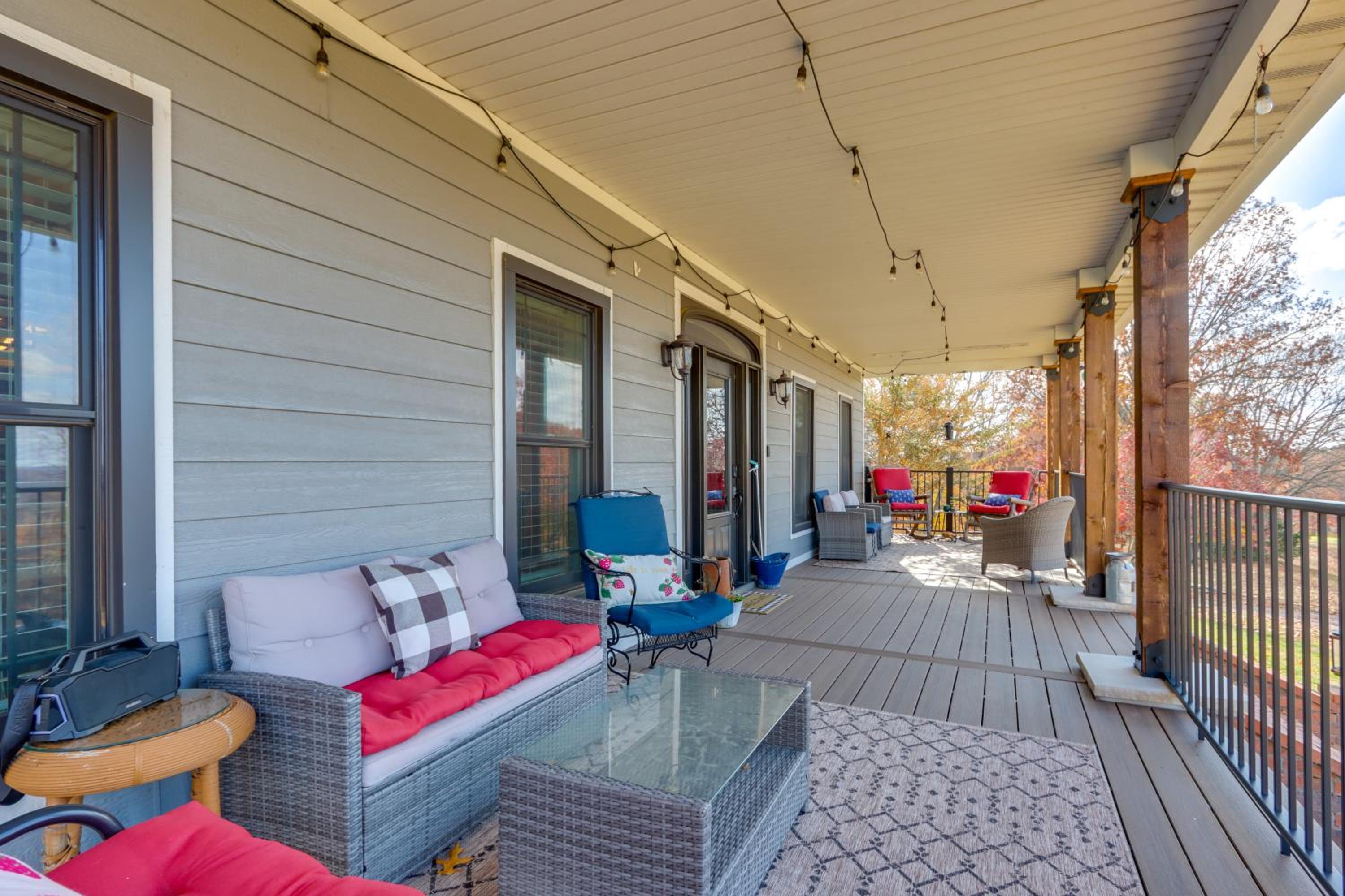 Surrounding Lake Views! Eureka Springs Home