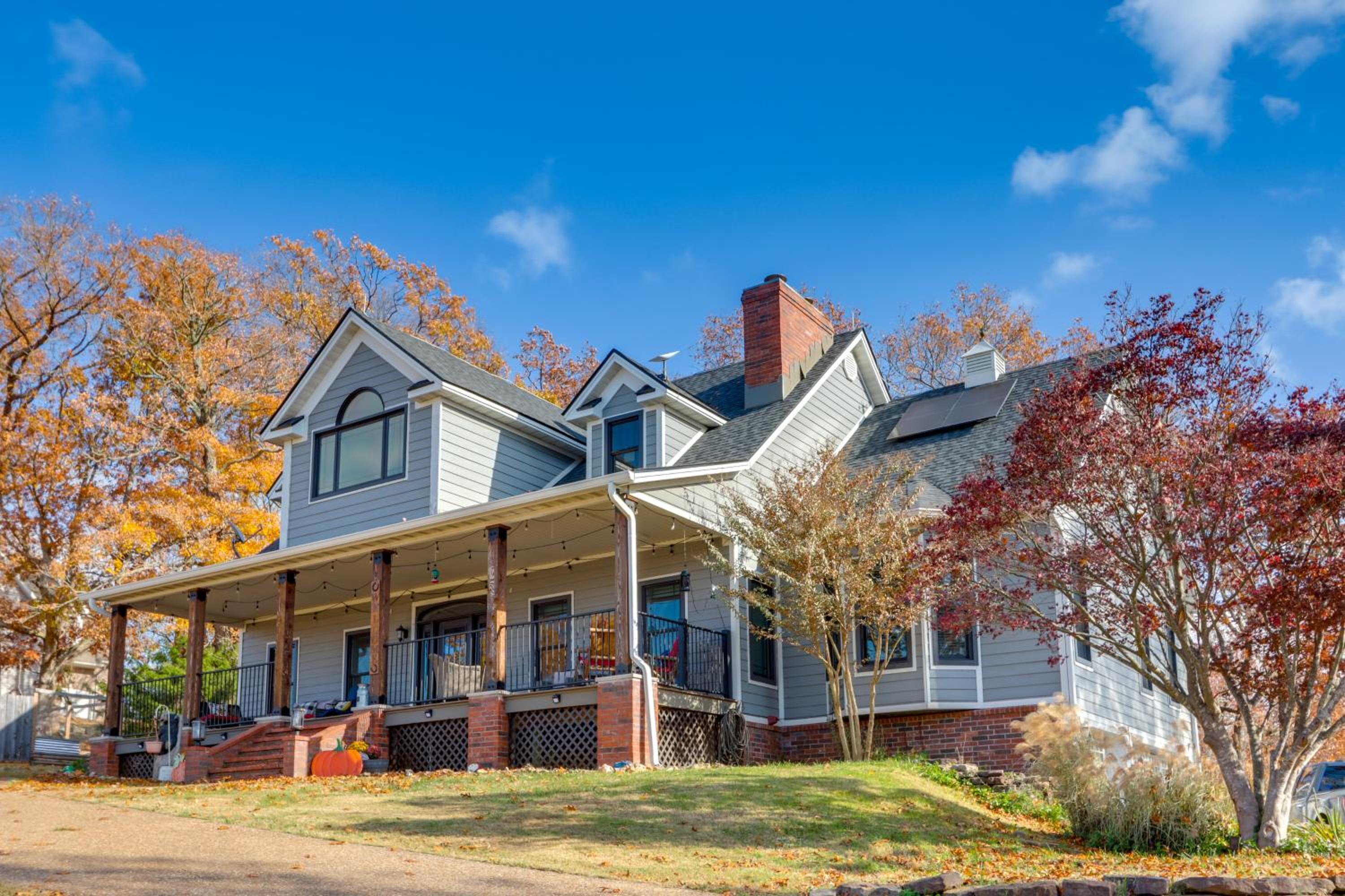 Surrounding Lake Views! Eureka Springs Home