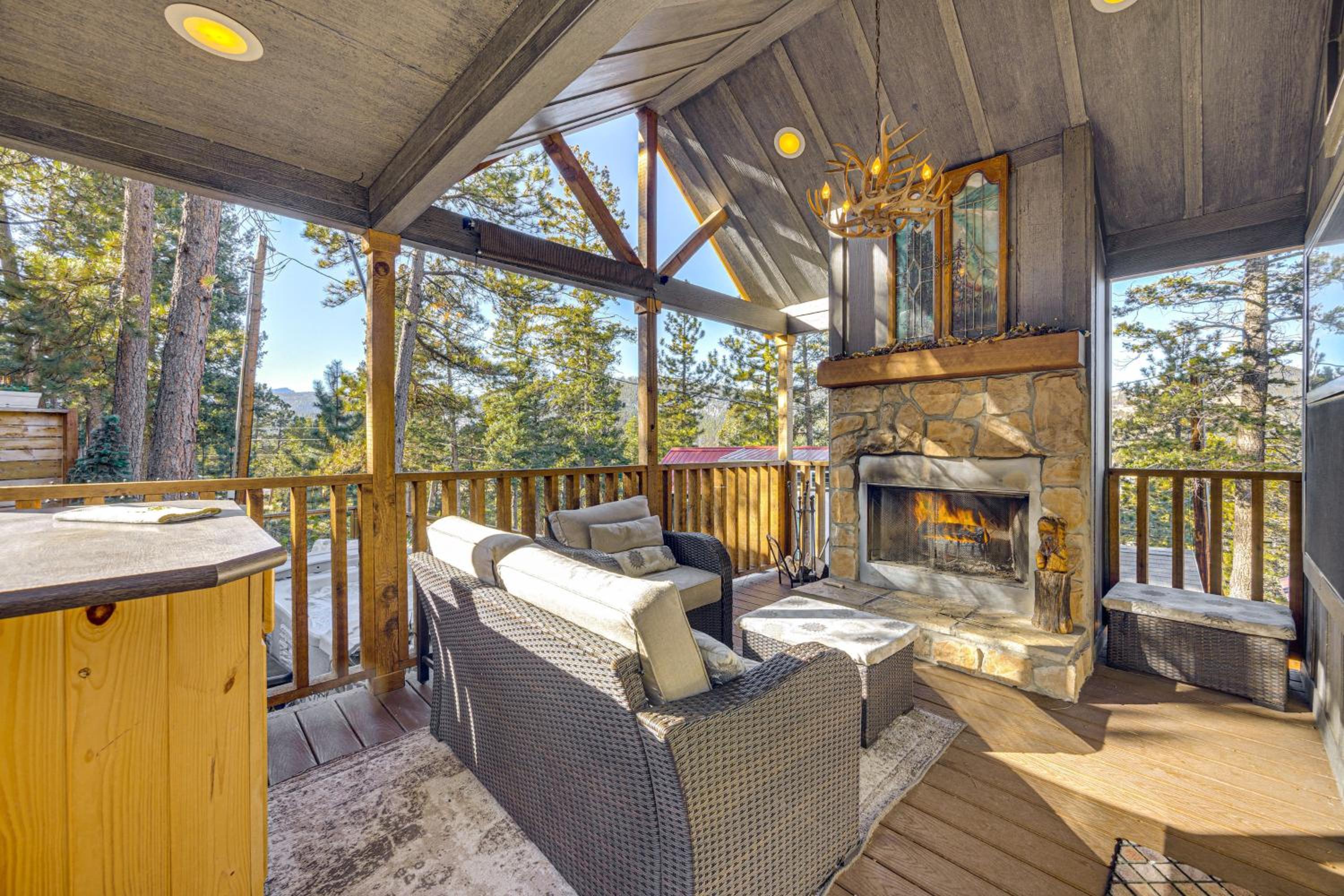 Private Hot Tub and Deck Woodland Park Tiny Home!
