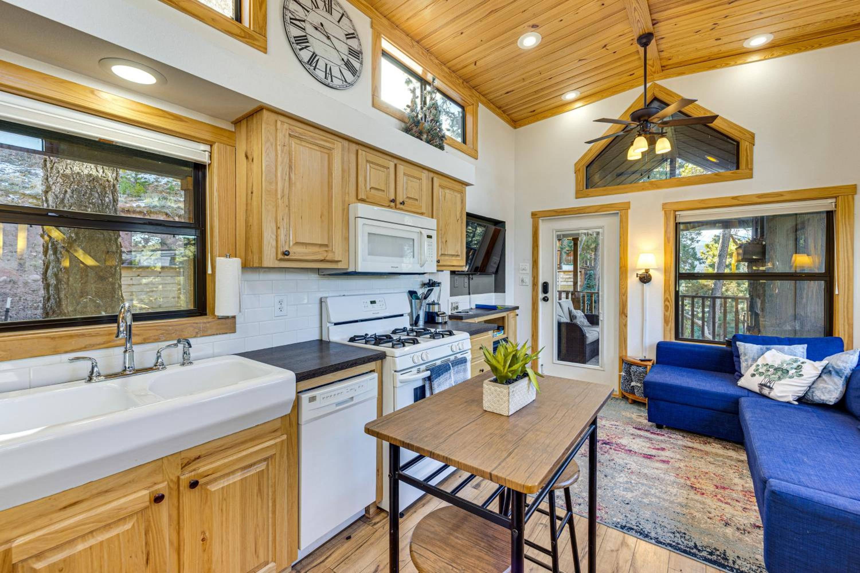 Private Hot Tub and Deck Woodland Park Tiny Home!