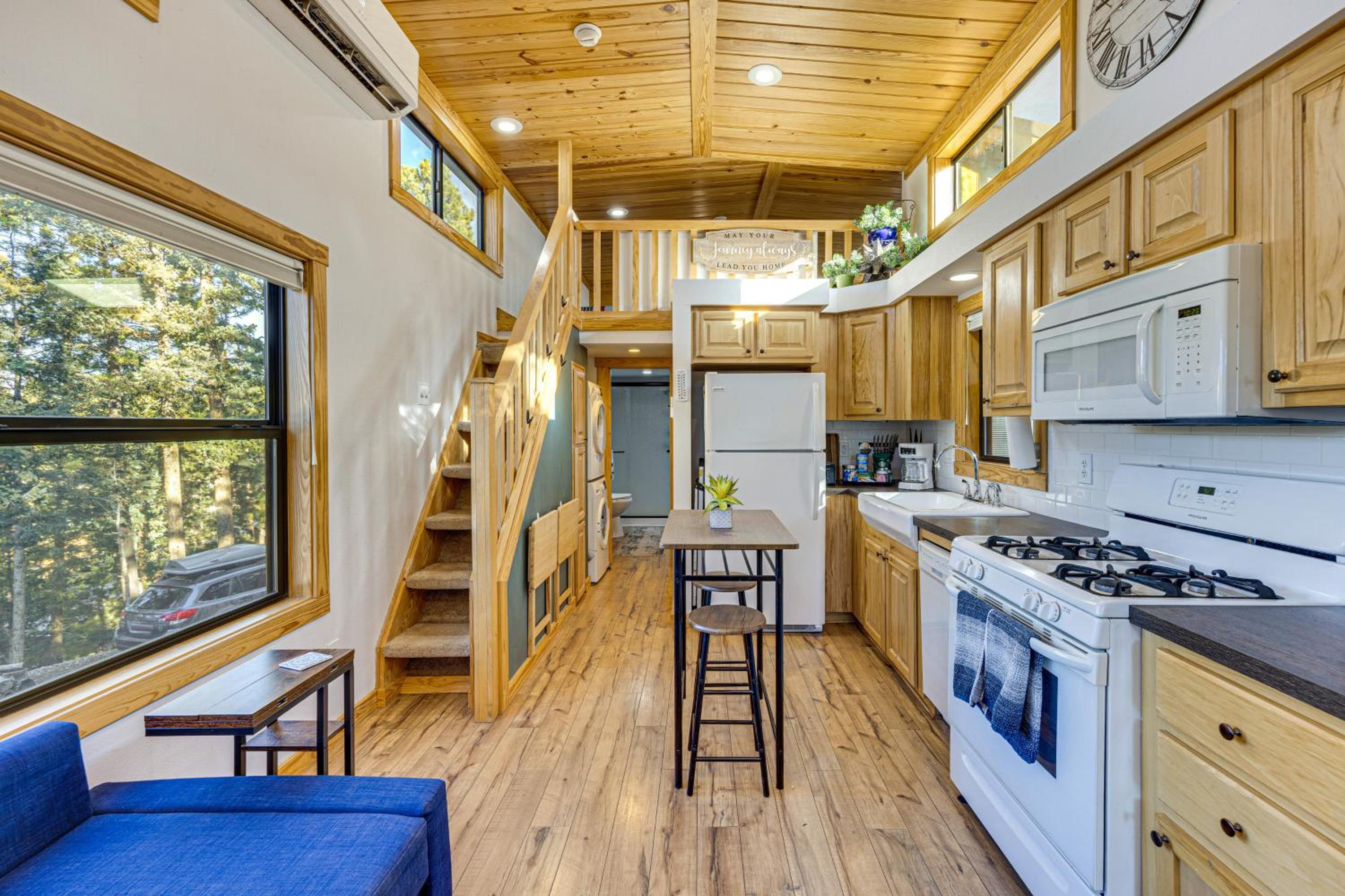 Private Hot Tub and Deck Woodland Park Tiny Home!