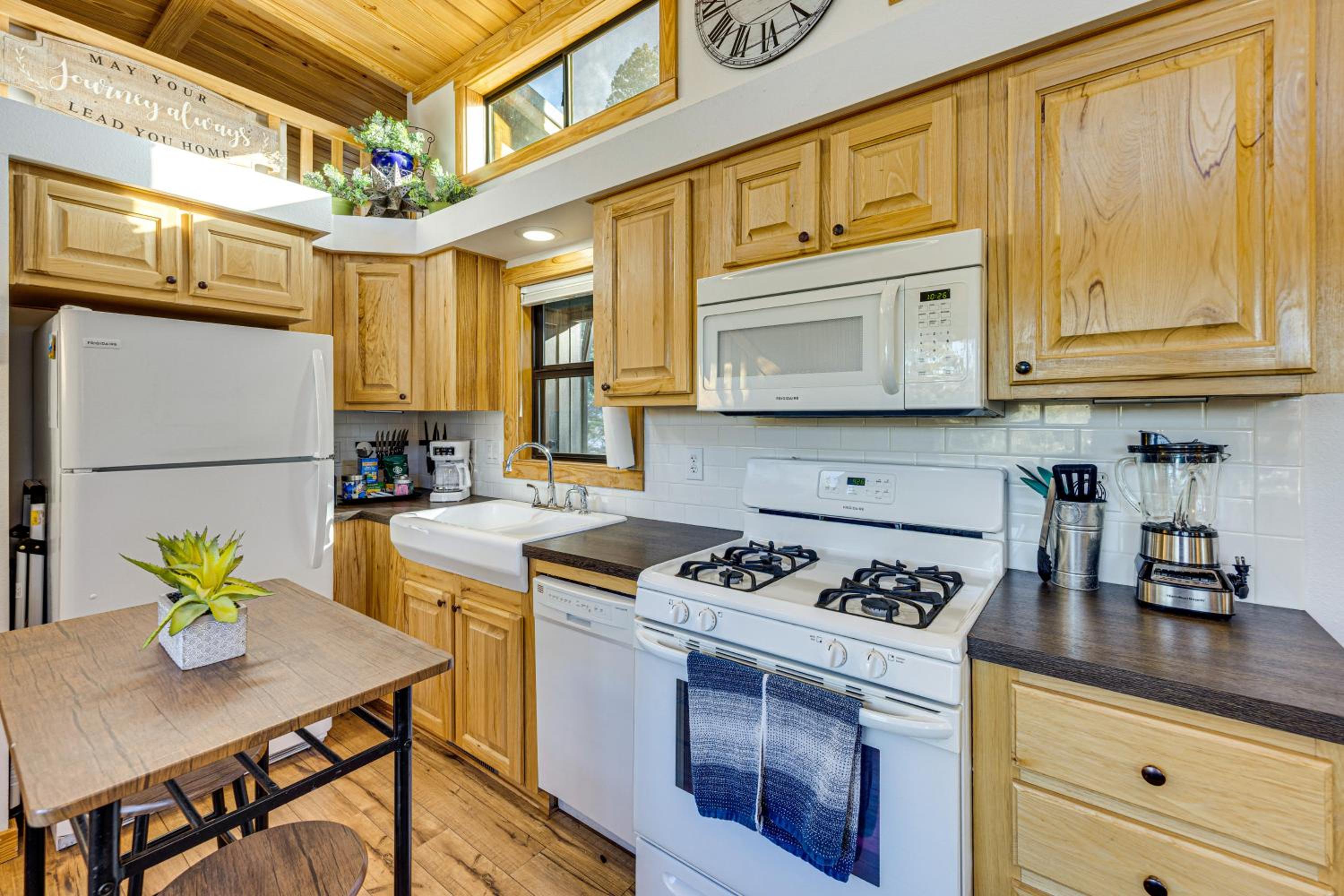 Private Hot Tub and Deck Woodland Park Tiny Home!
