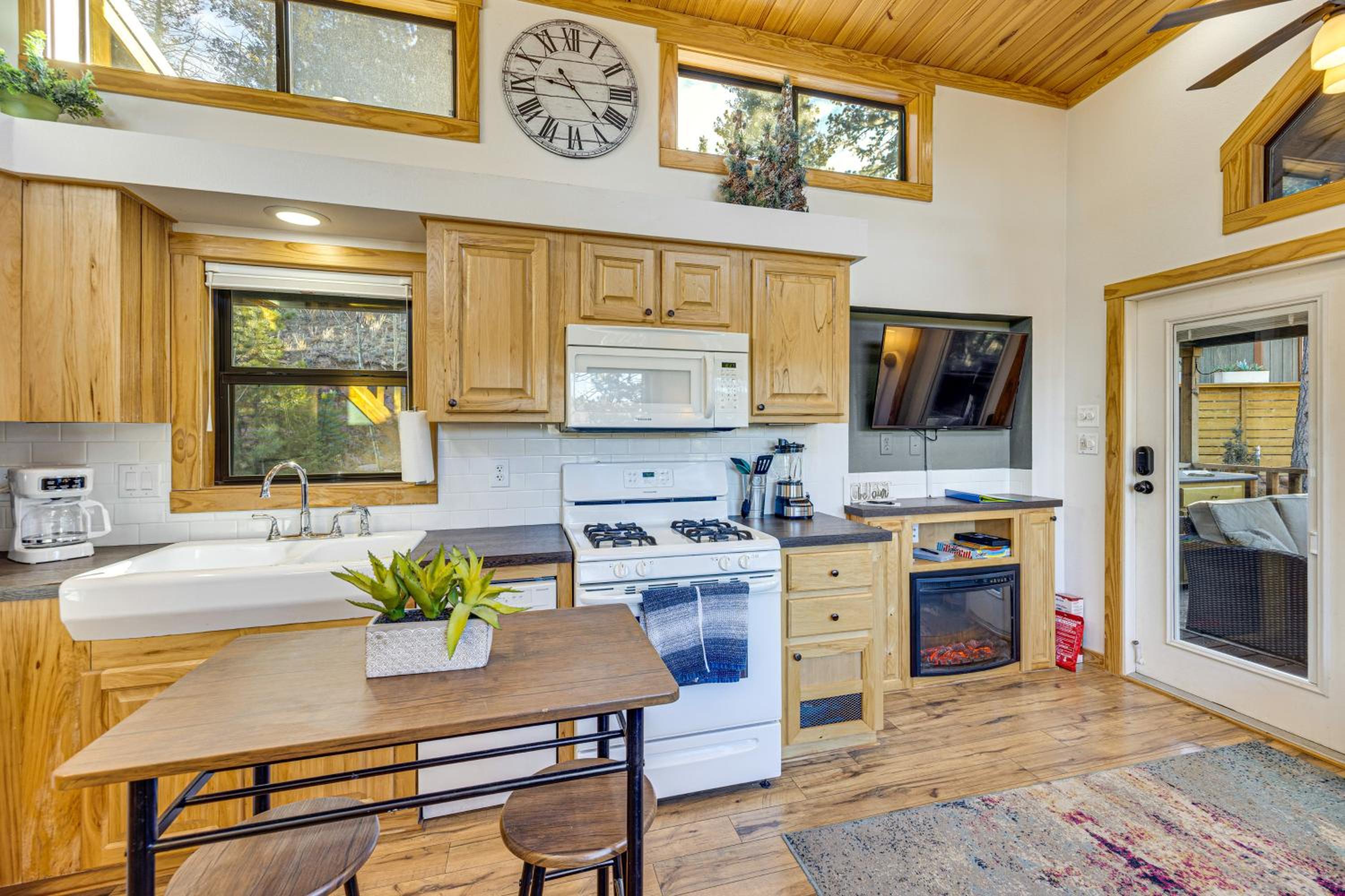 Private Hot Tub and Deck Woodland Park Tiny Home!