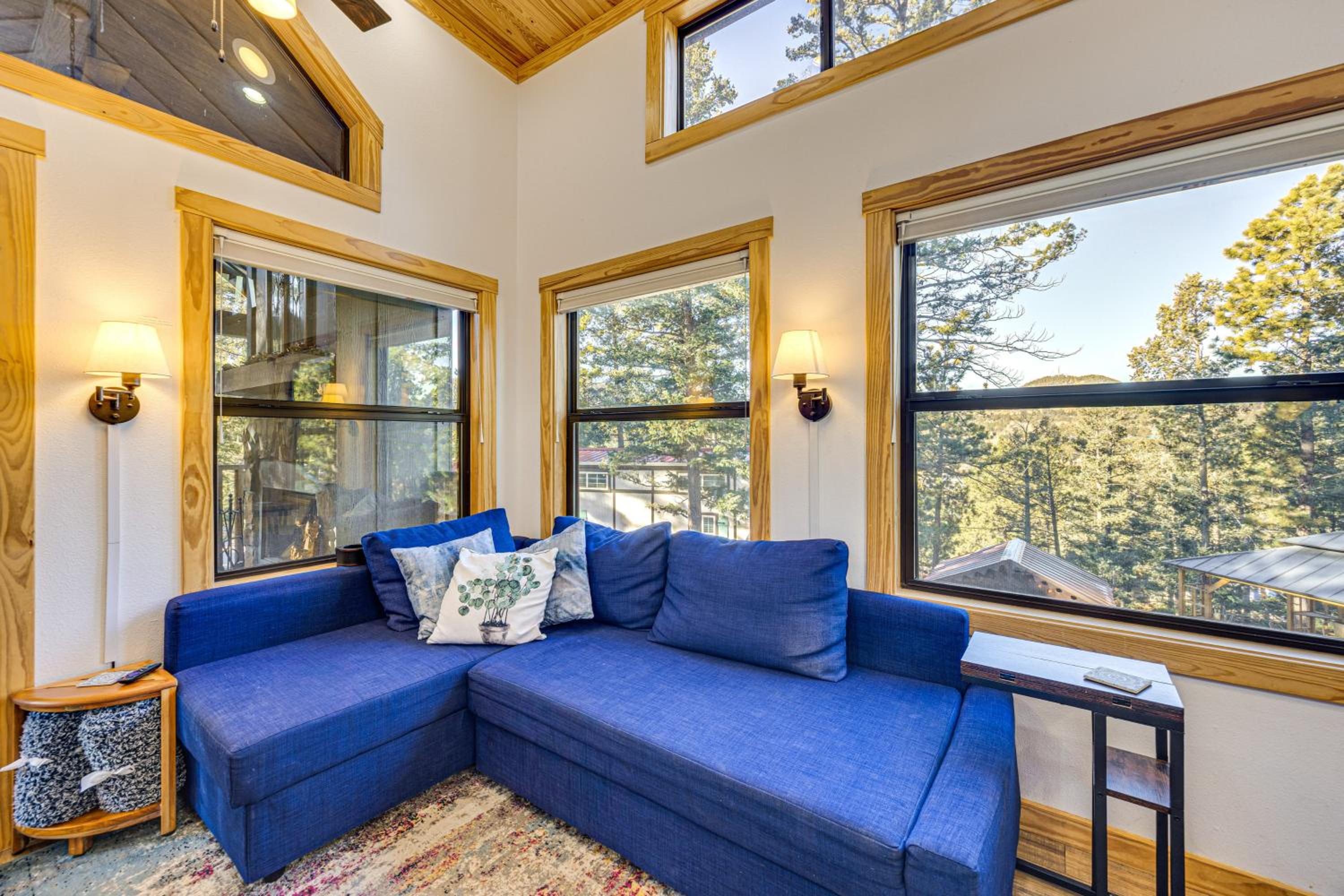 Private Hot Tub and Deck Woodland Park Tiny Home!