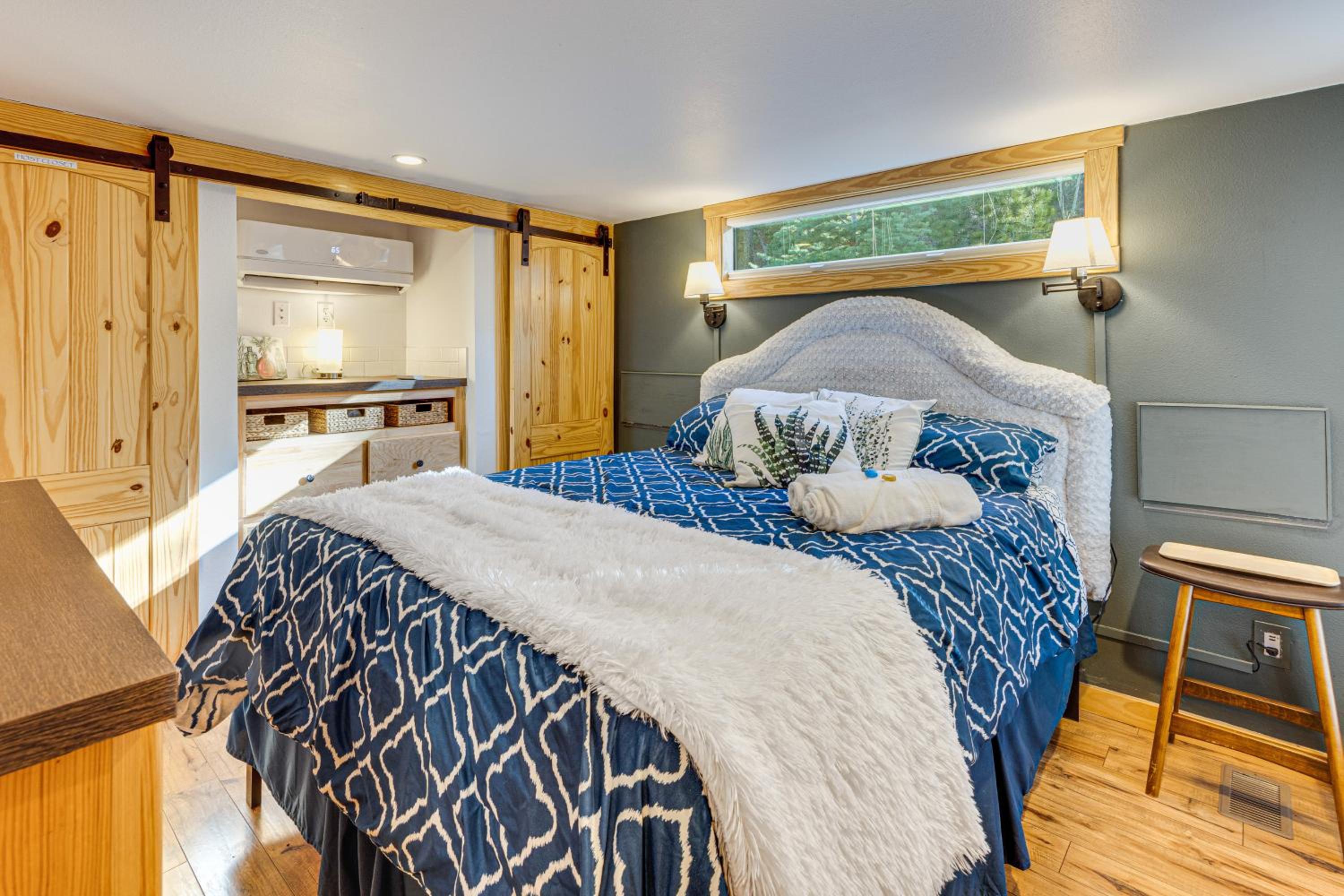 Private Hot Tub and Deck Woodland Park Tiny Home!