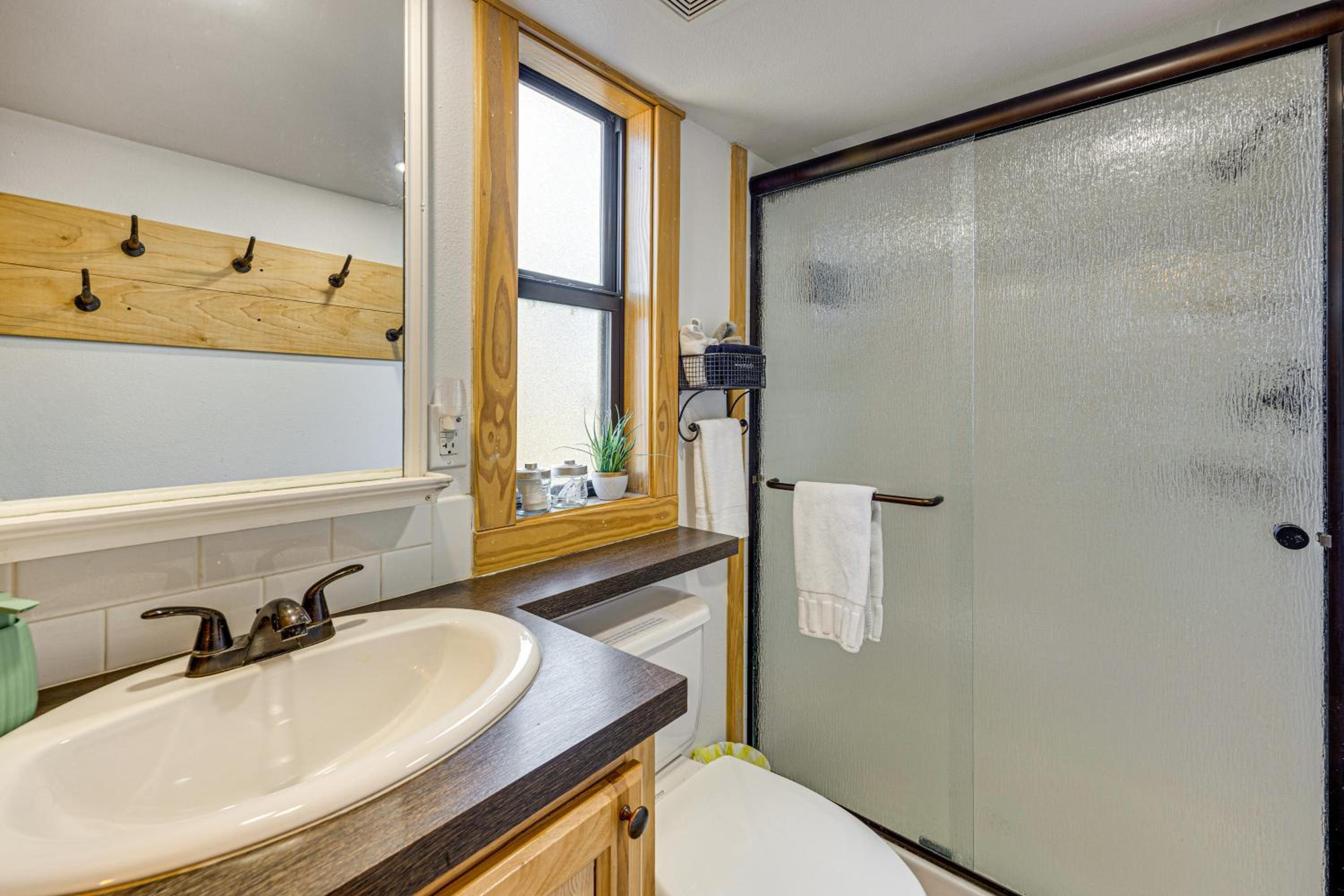 Private Hot Tub and Deck Woodland Park Tiny Home!