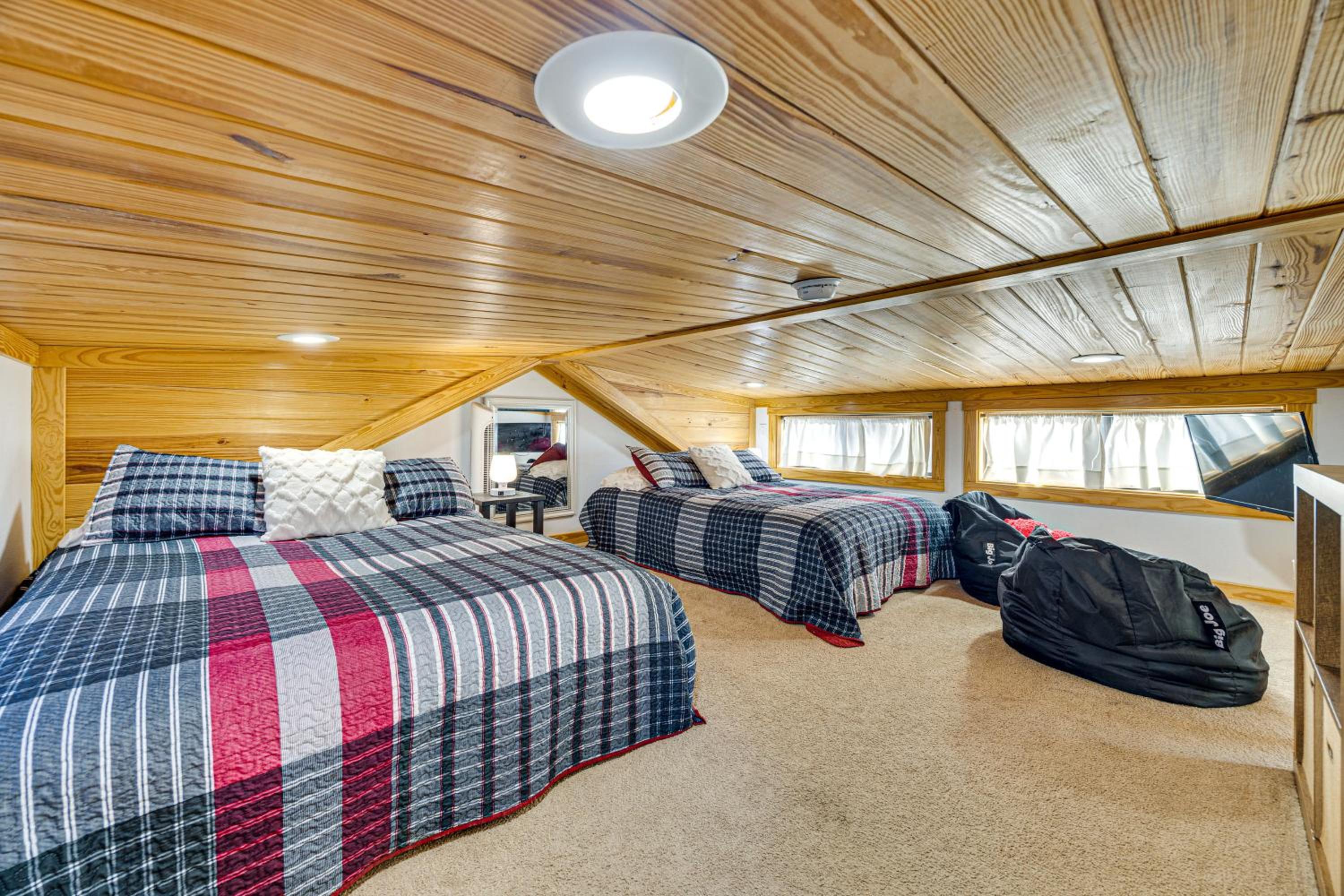 Private Hot Tub and Deck Woodland Park Tiny Home!