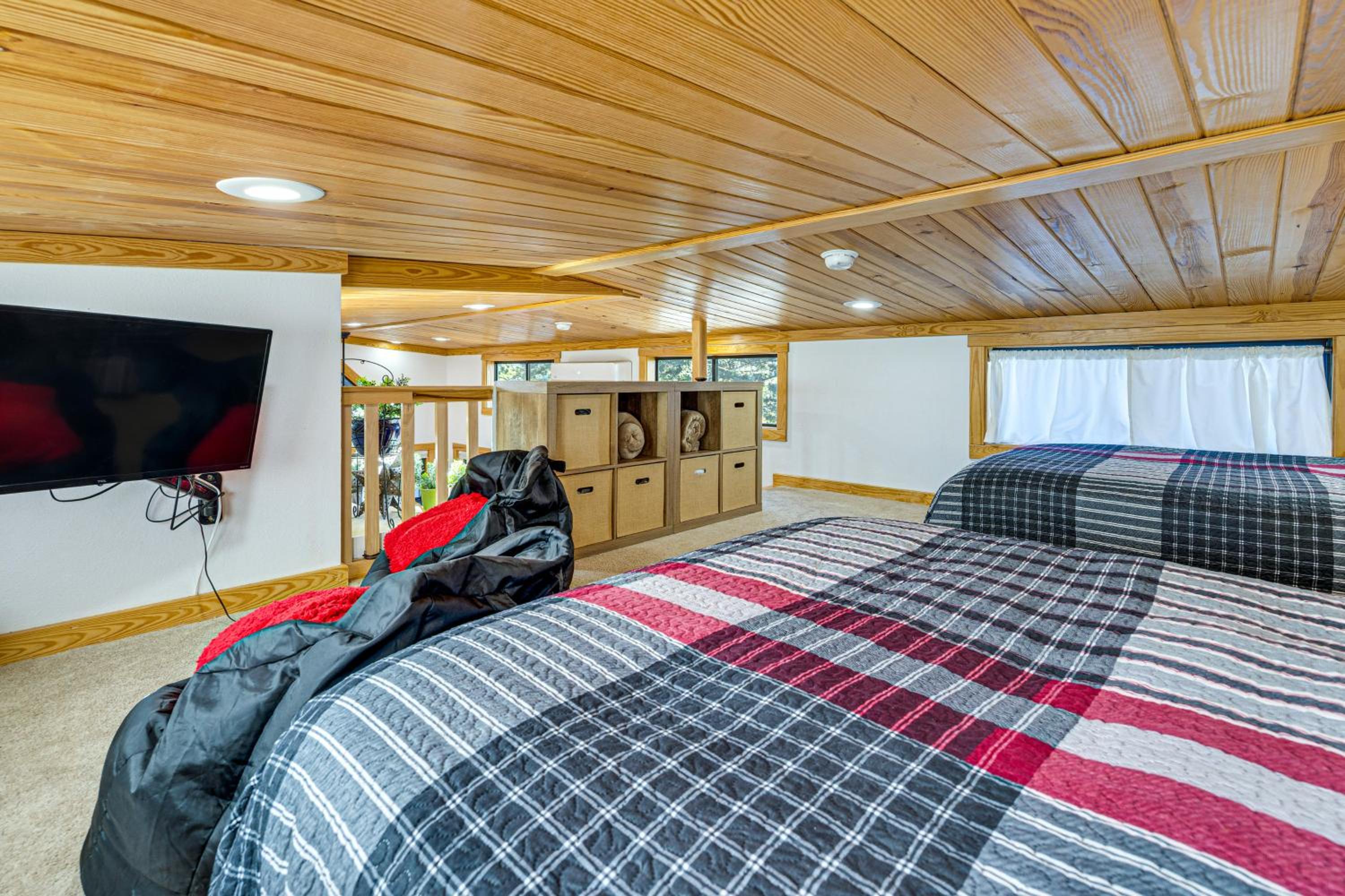 Private Hot Tub and Deck Woodland Park Tiny Home!