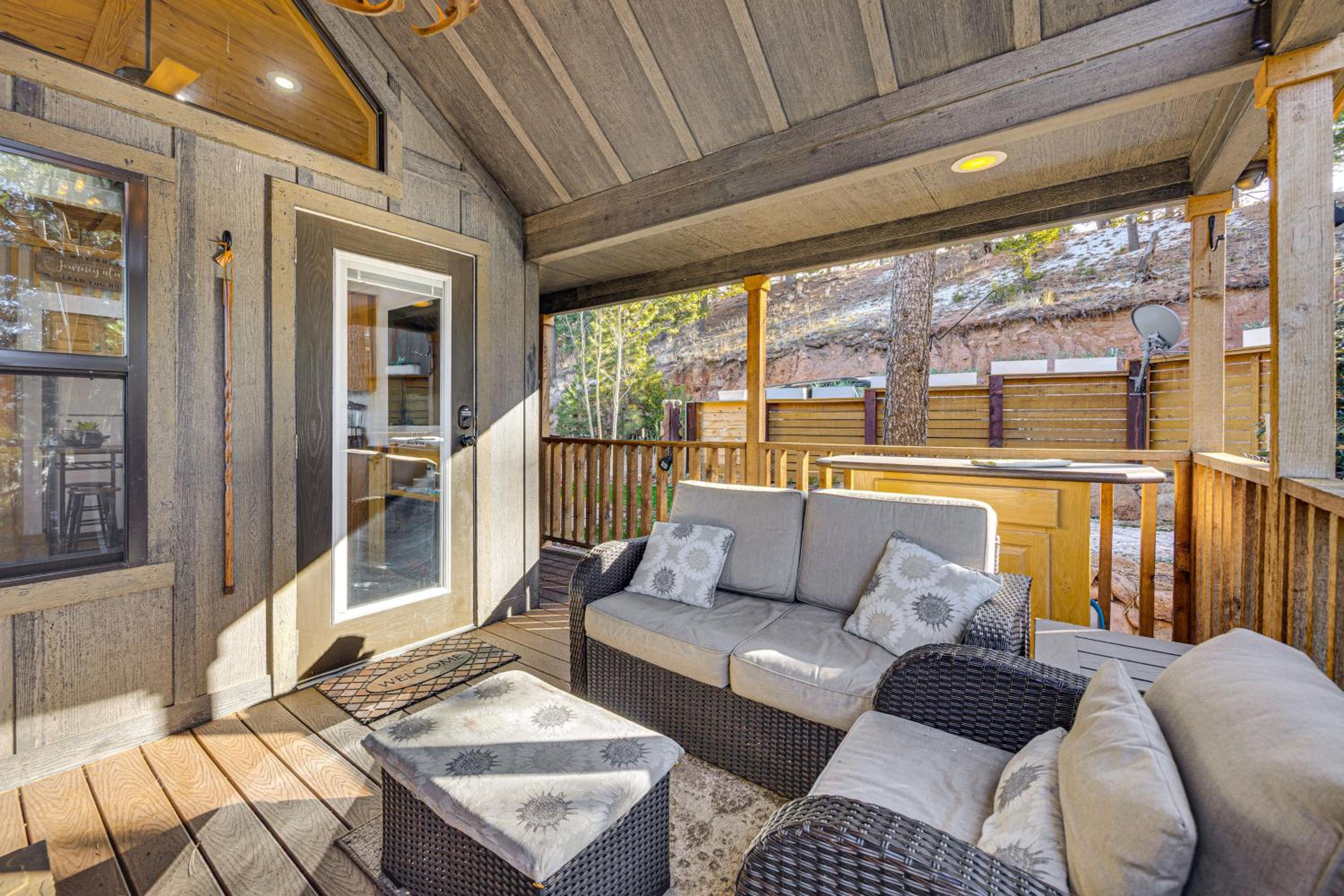 Private Hot Tub and Deck Woodland Park Tiny Home!