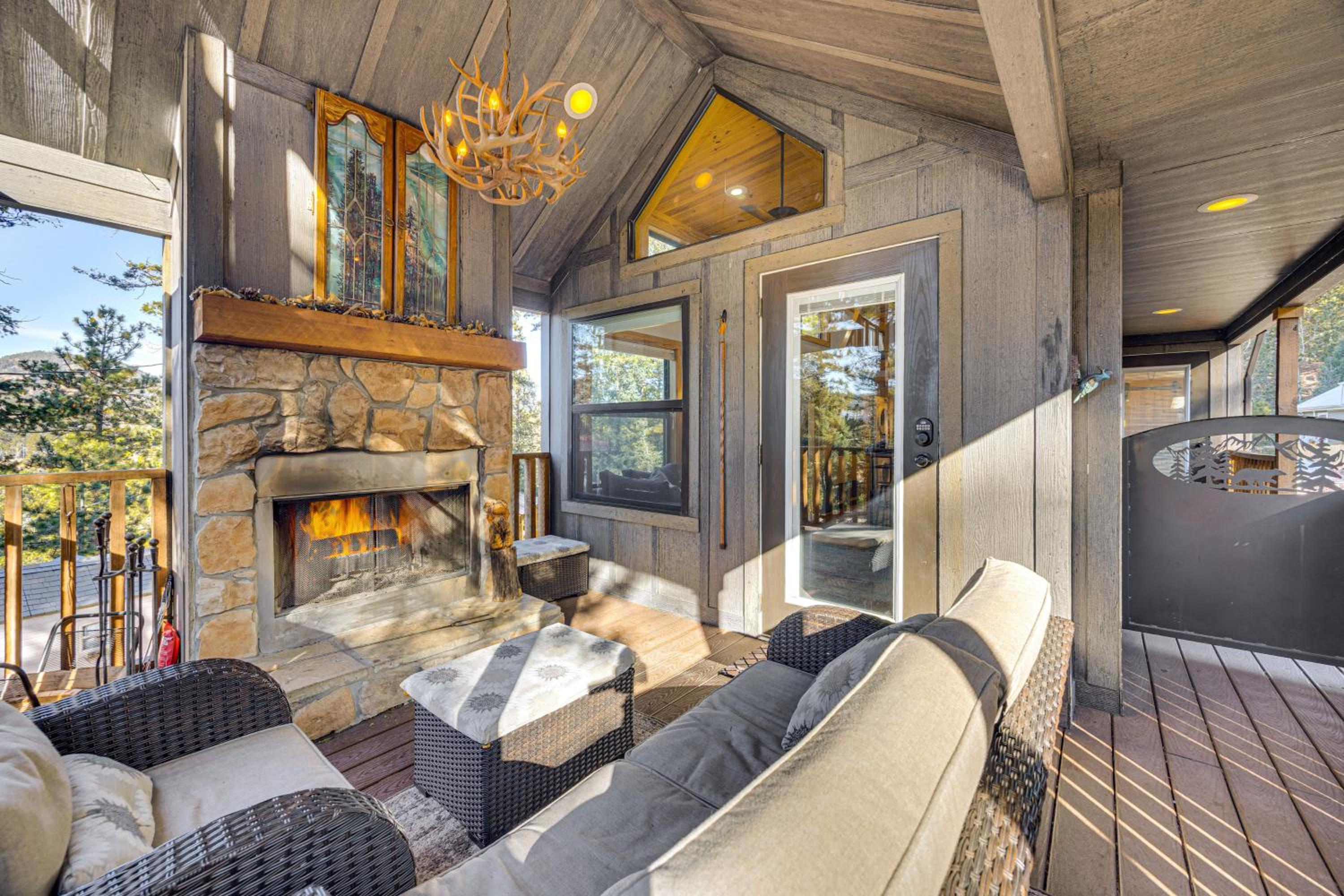 Private Hot Tub and Deck Woodland Park Tiny Home!
