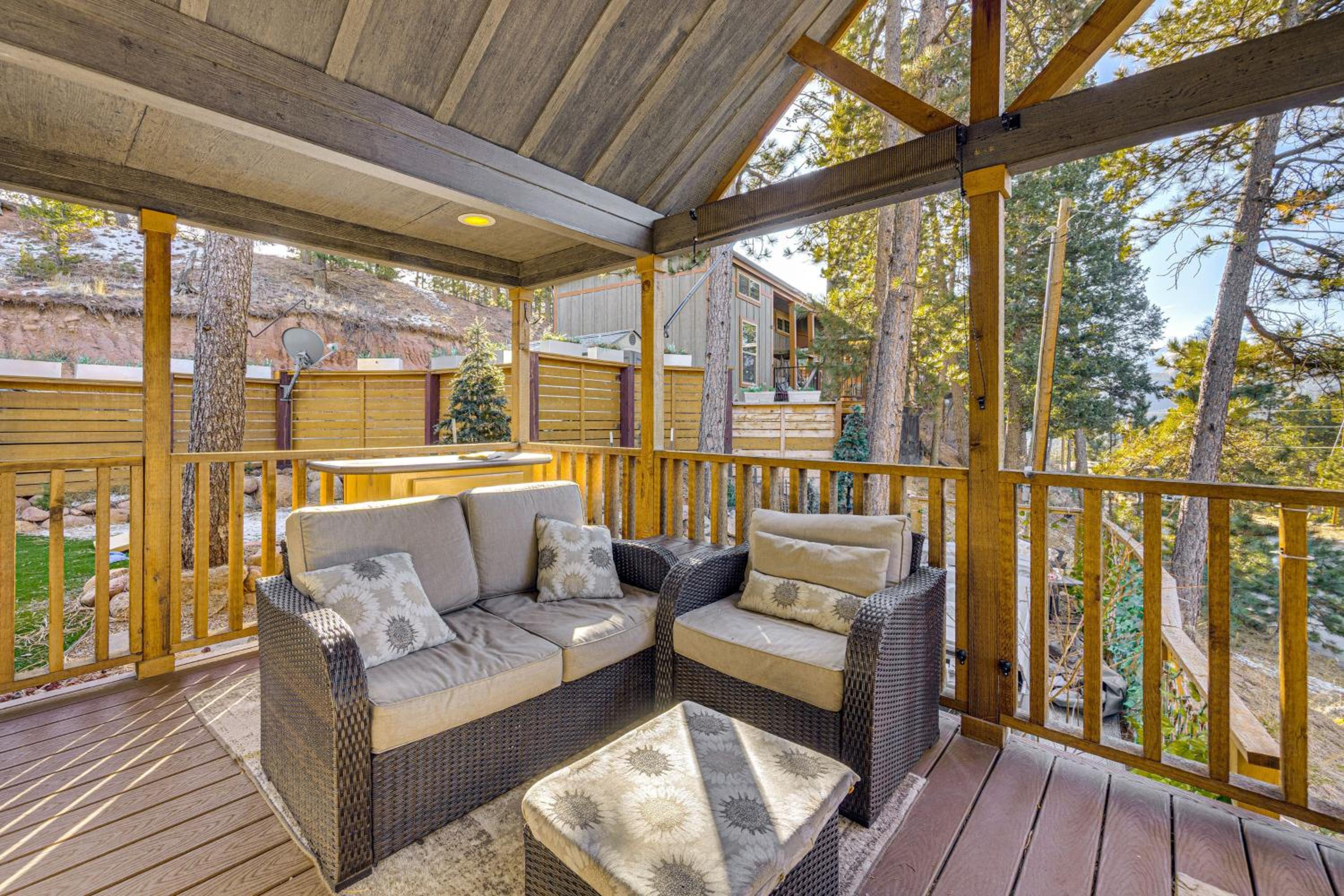Private Hot Tub and Deck Woodland Park Tiny Home!