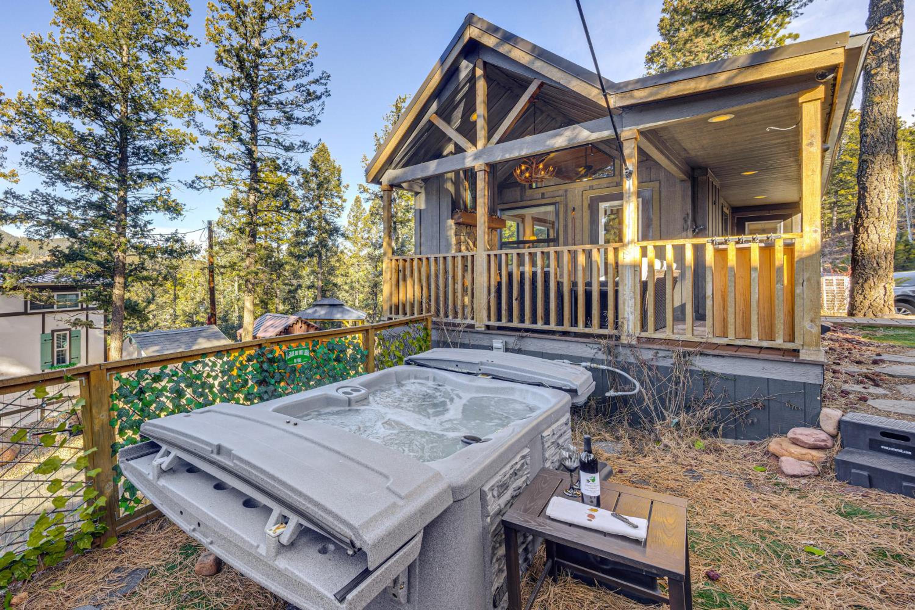 Private Hot Tub and Deck Woodland Park Tiny Home!
