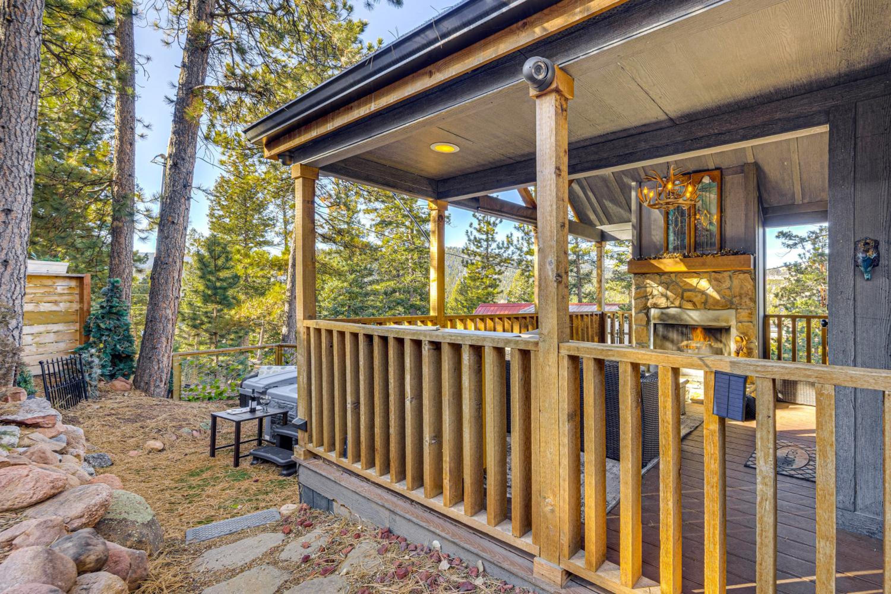 Private Hot Tub and Deck Woodland Park Tiny Home!