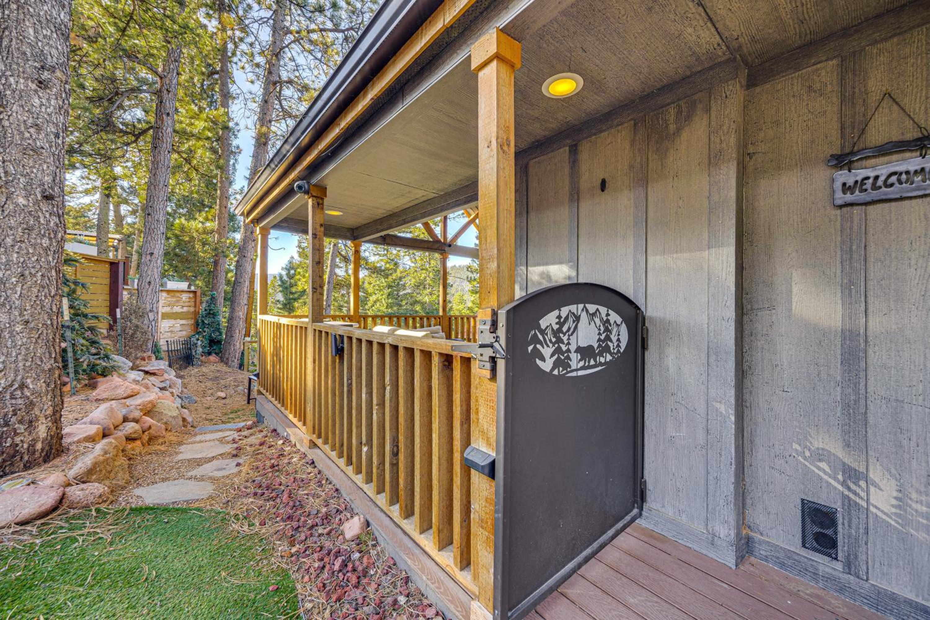 Private Hot Tub and Deck Woodland Park Tiny Home!