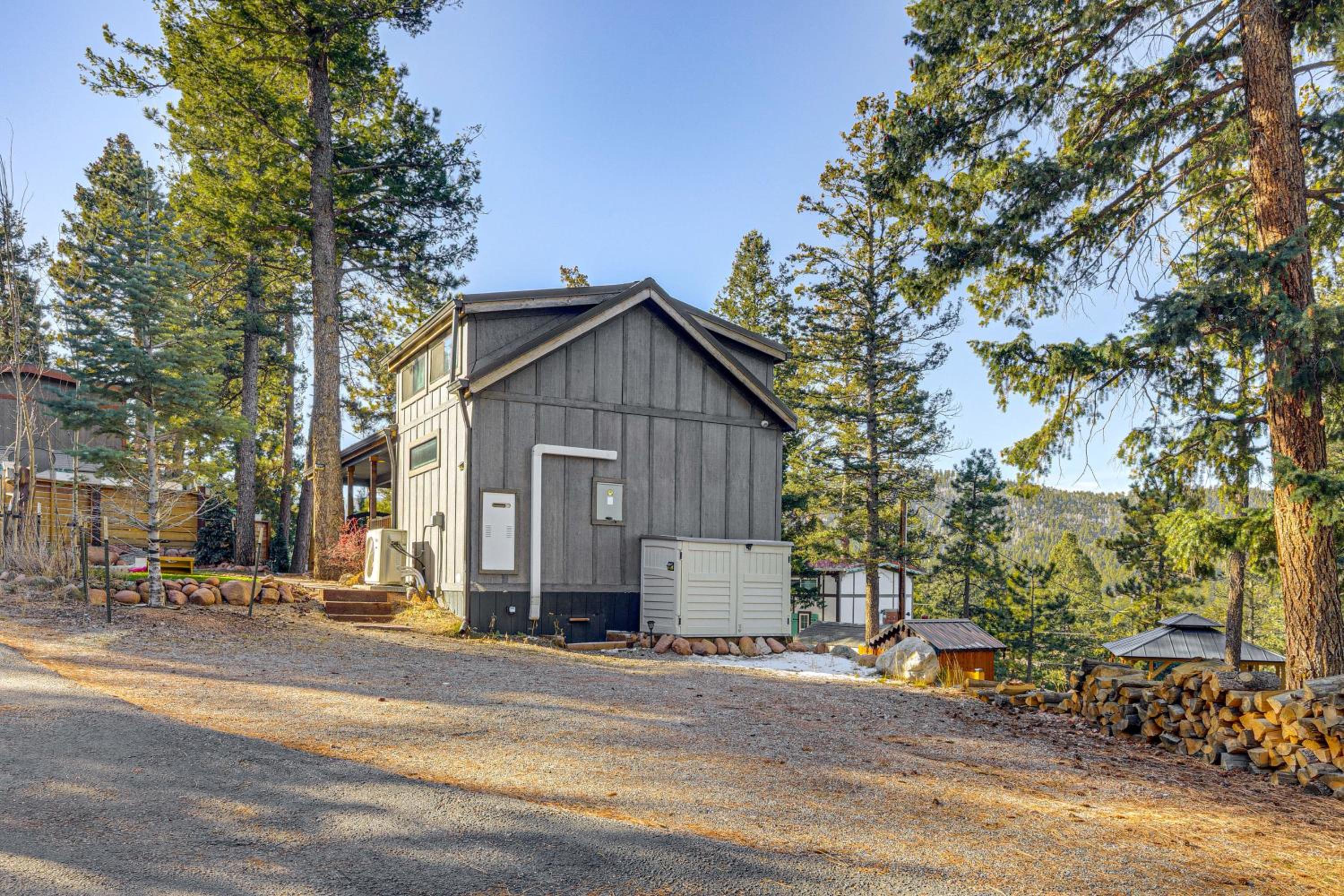 Private Hot Tub and Deck Woodland Park Tiny Home!