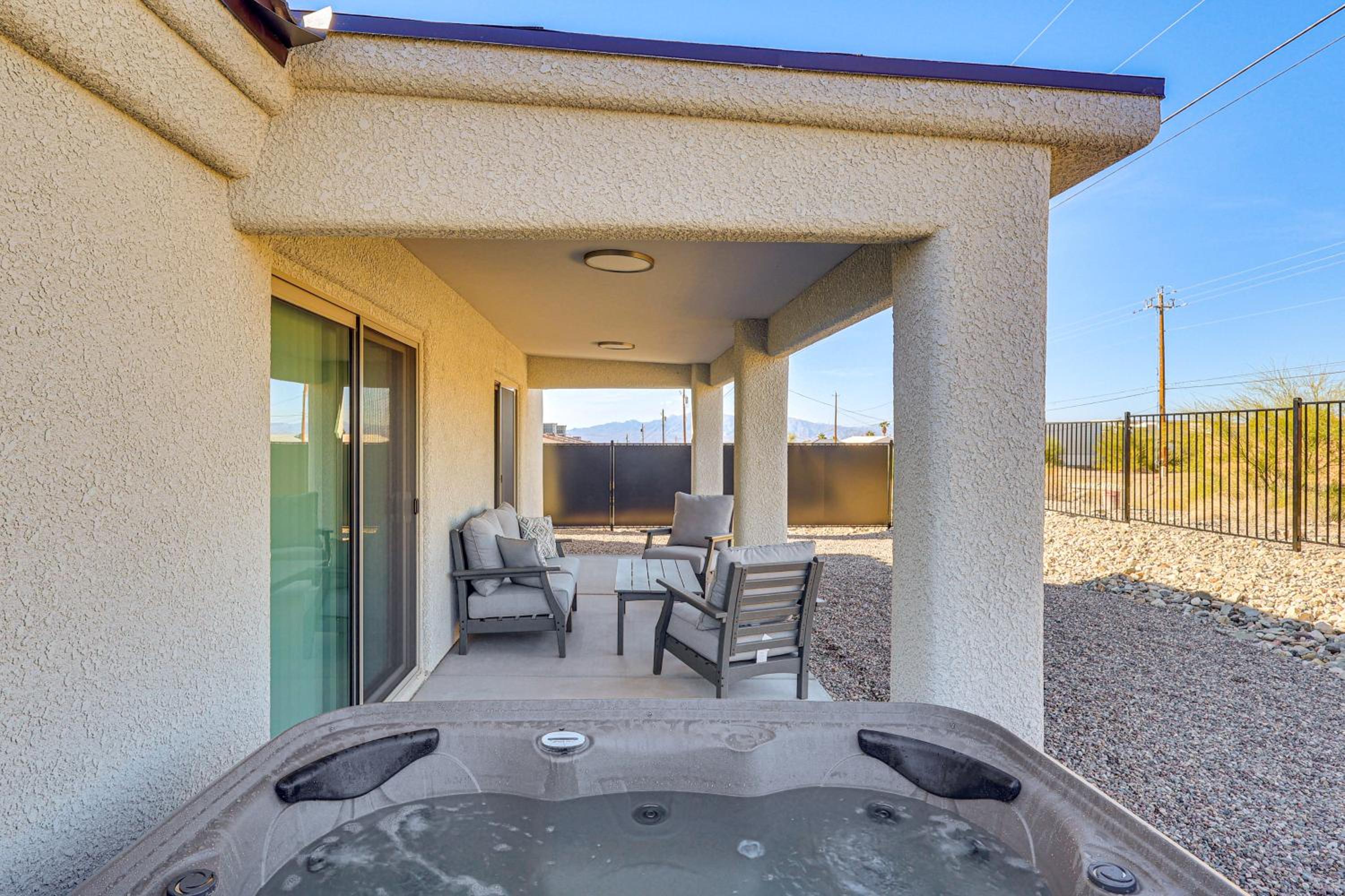 4 Mi to Lake Havasu State Park! Retreat with Hot Tub