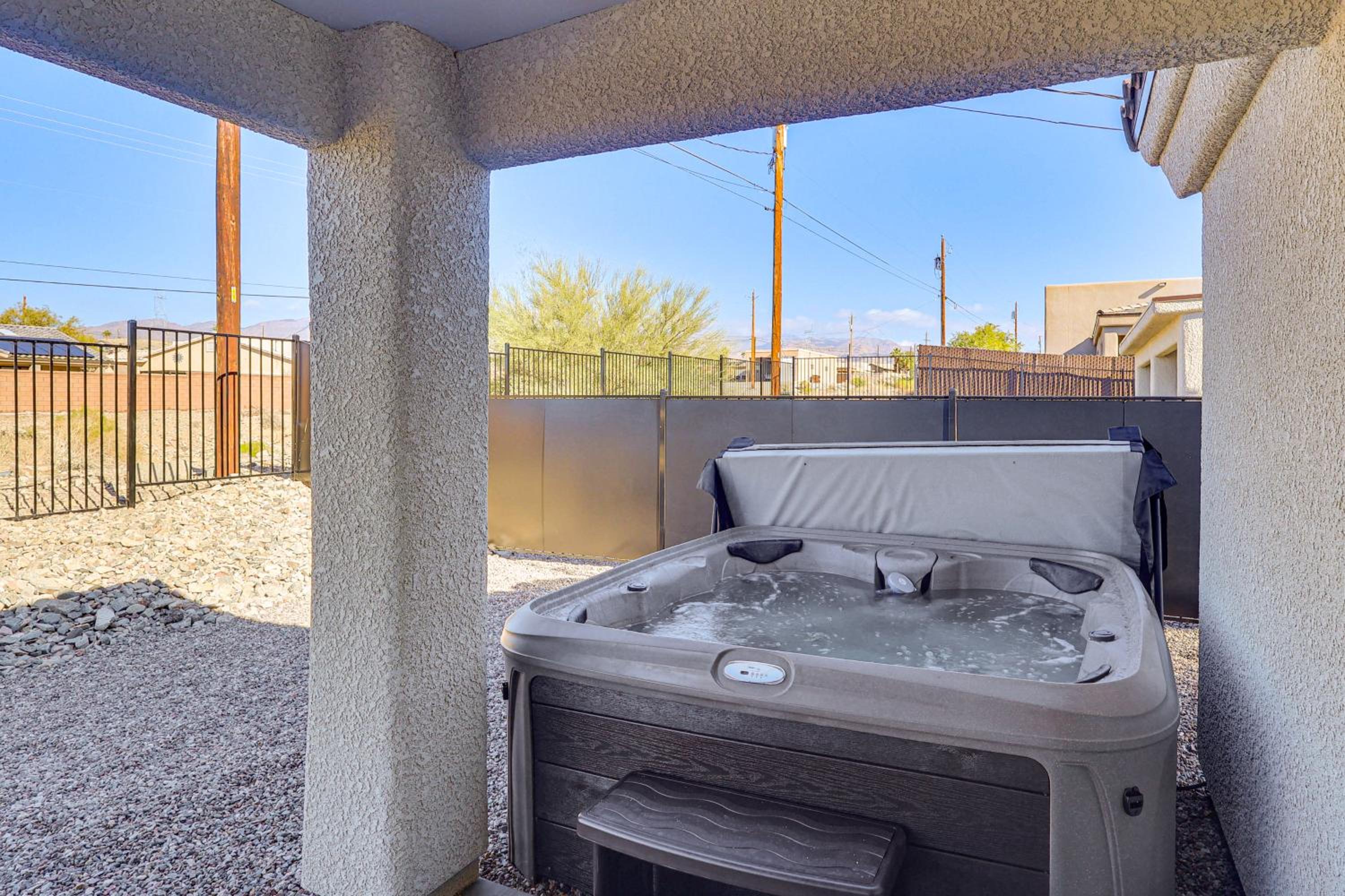 4 Mi to Lake Havasu State Park! Retreat with Hot Tub