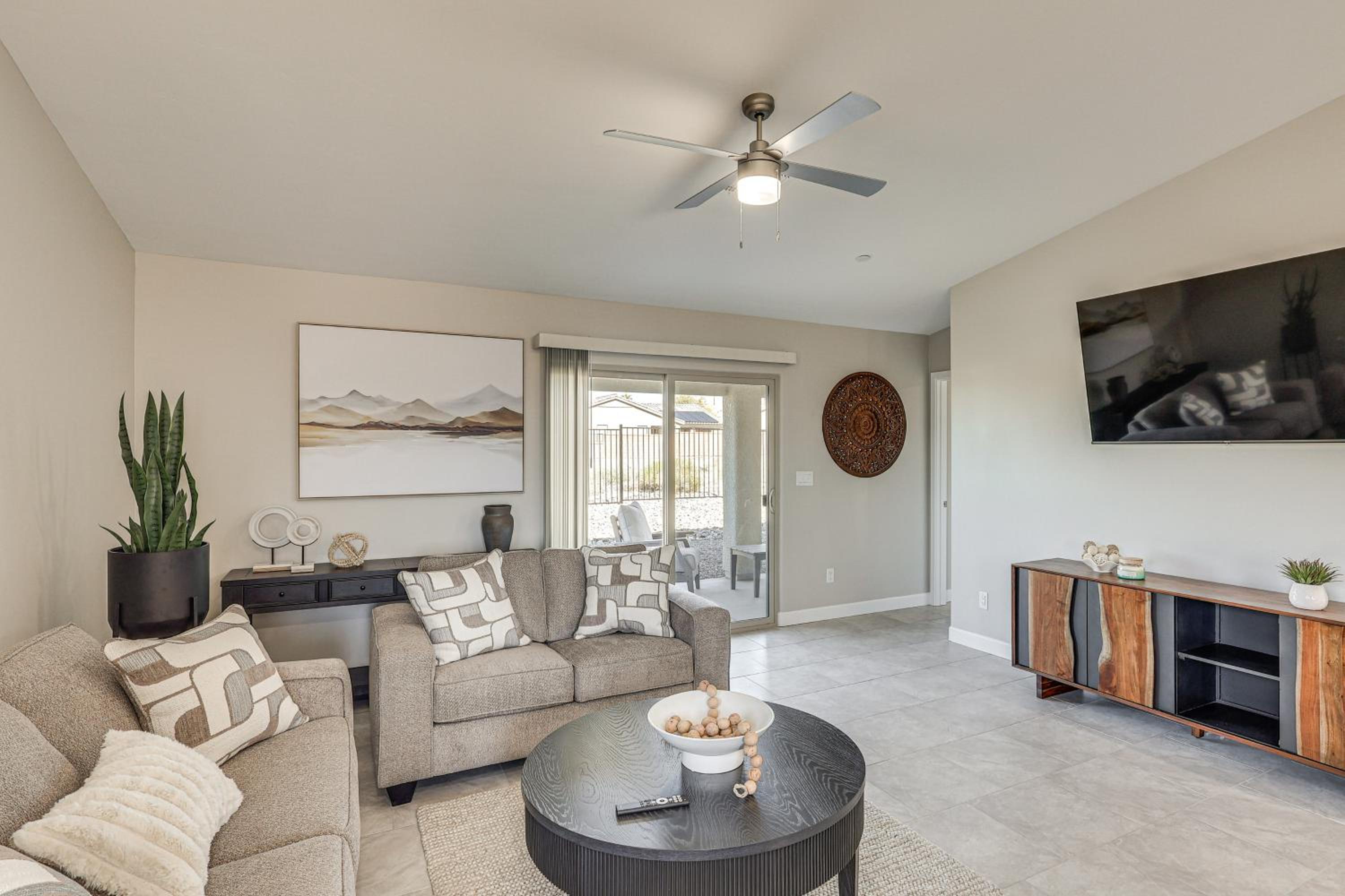 4 Mi to Lake Havasu State Park! Retreat with Hot Tub