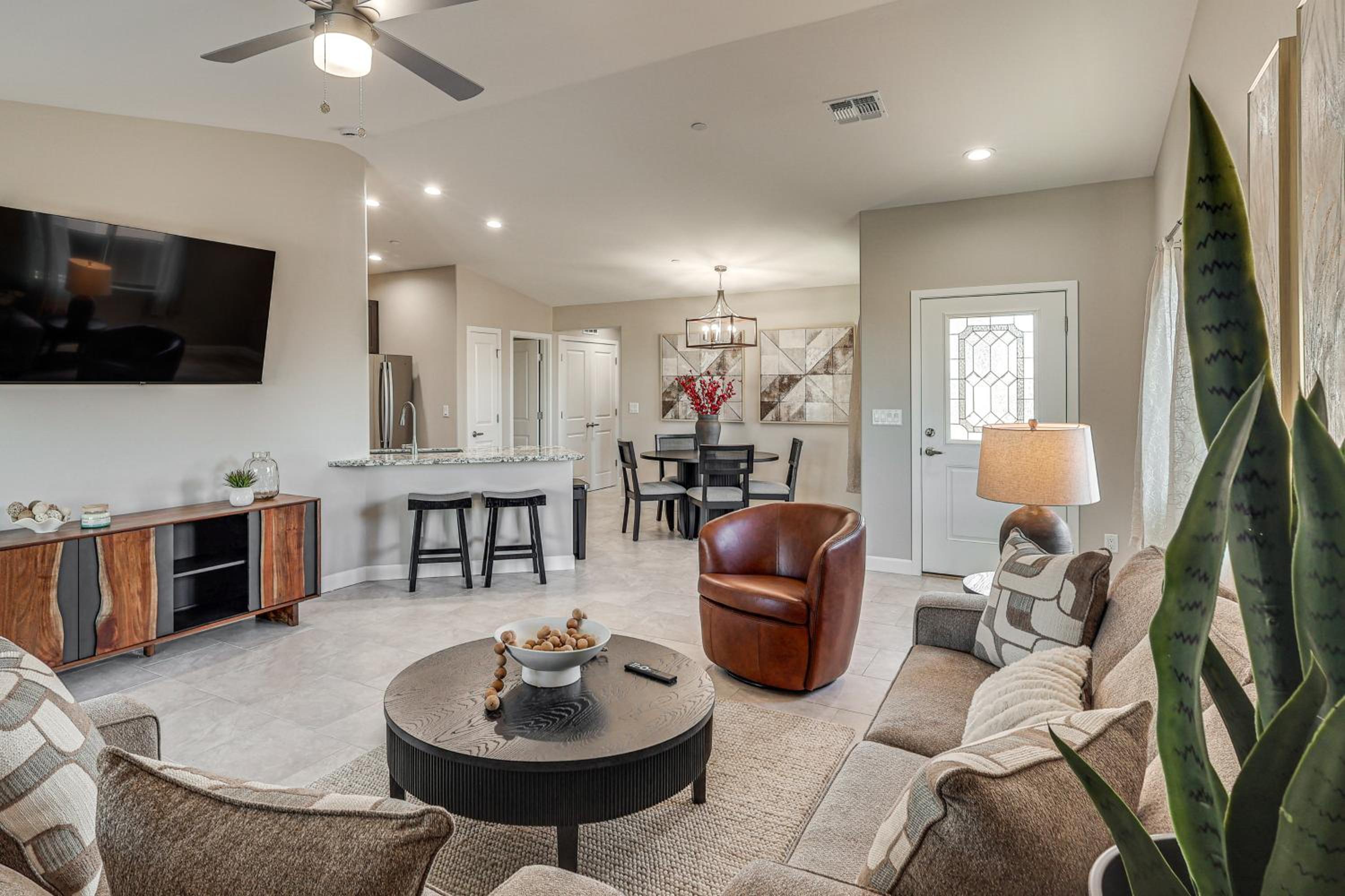 4 Mi to Lake Havasu State Park! Retreat with Hot Tub