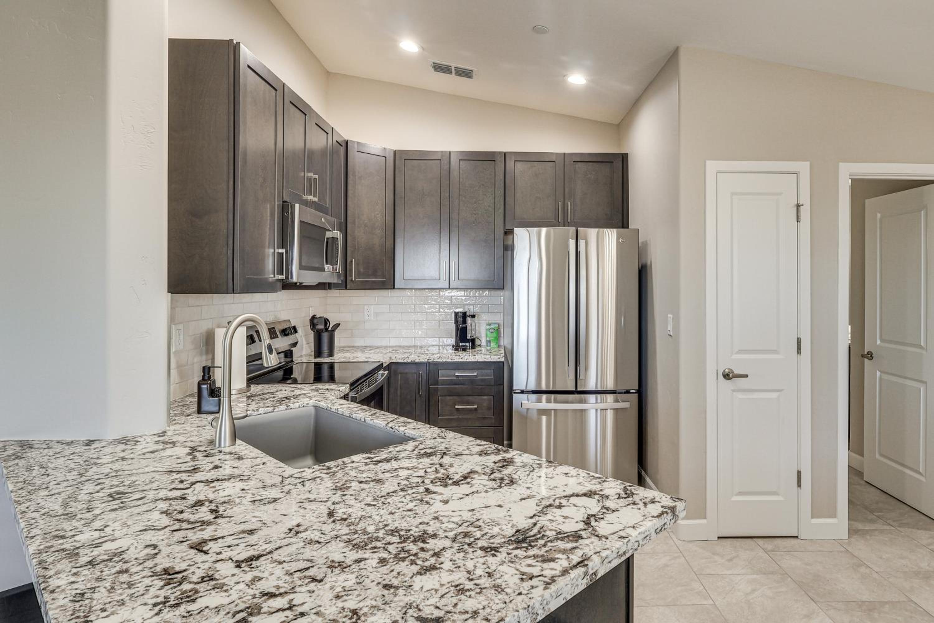 4 Mi to Lake Havasu State Park! Retreat with Hot Tub