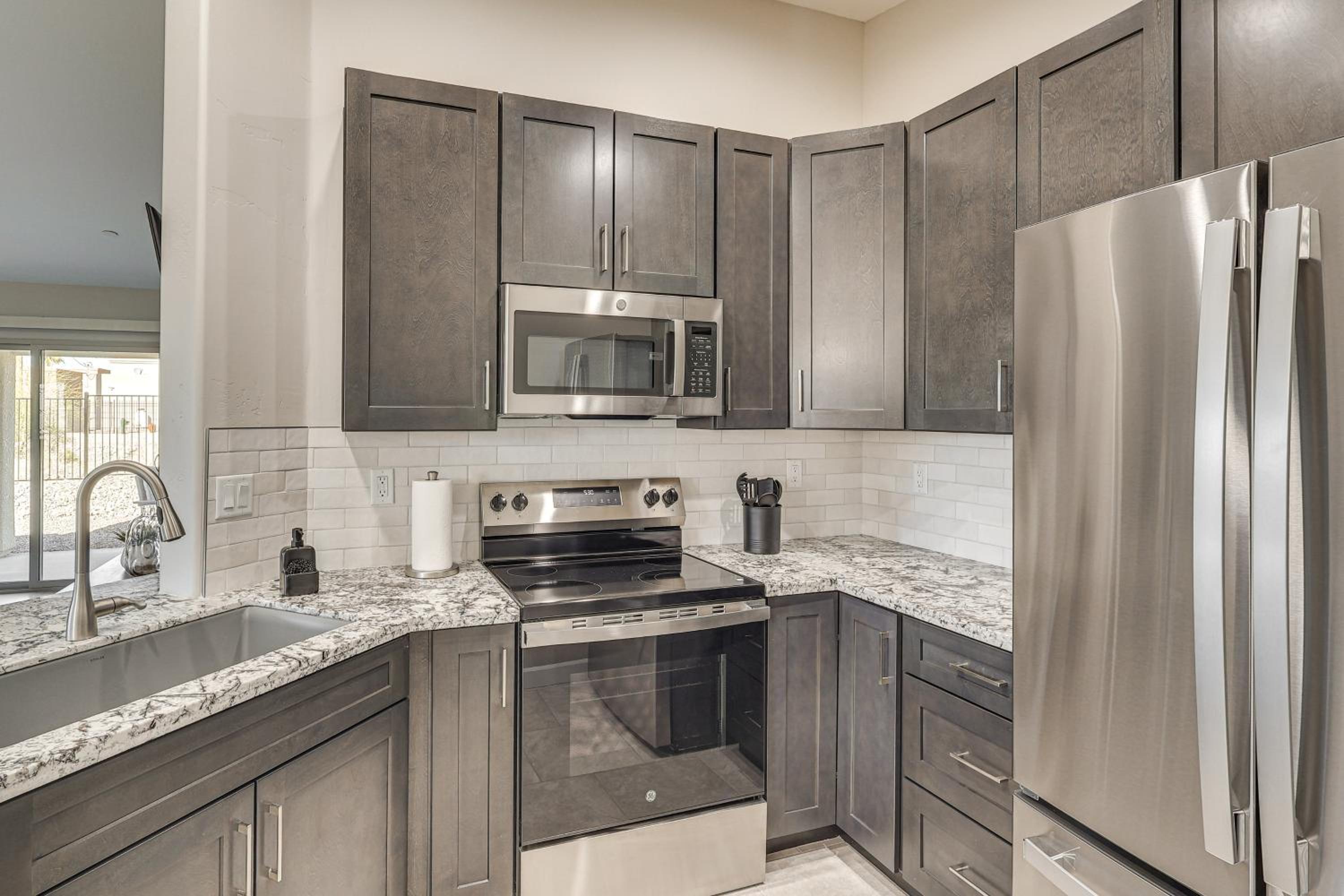 4 Mi to Lake Havasu State Park! Retreat with Hot Tub