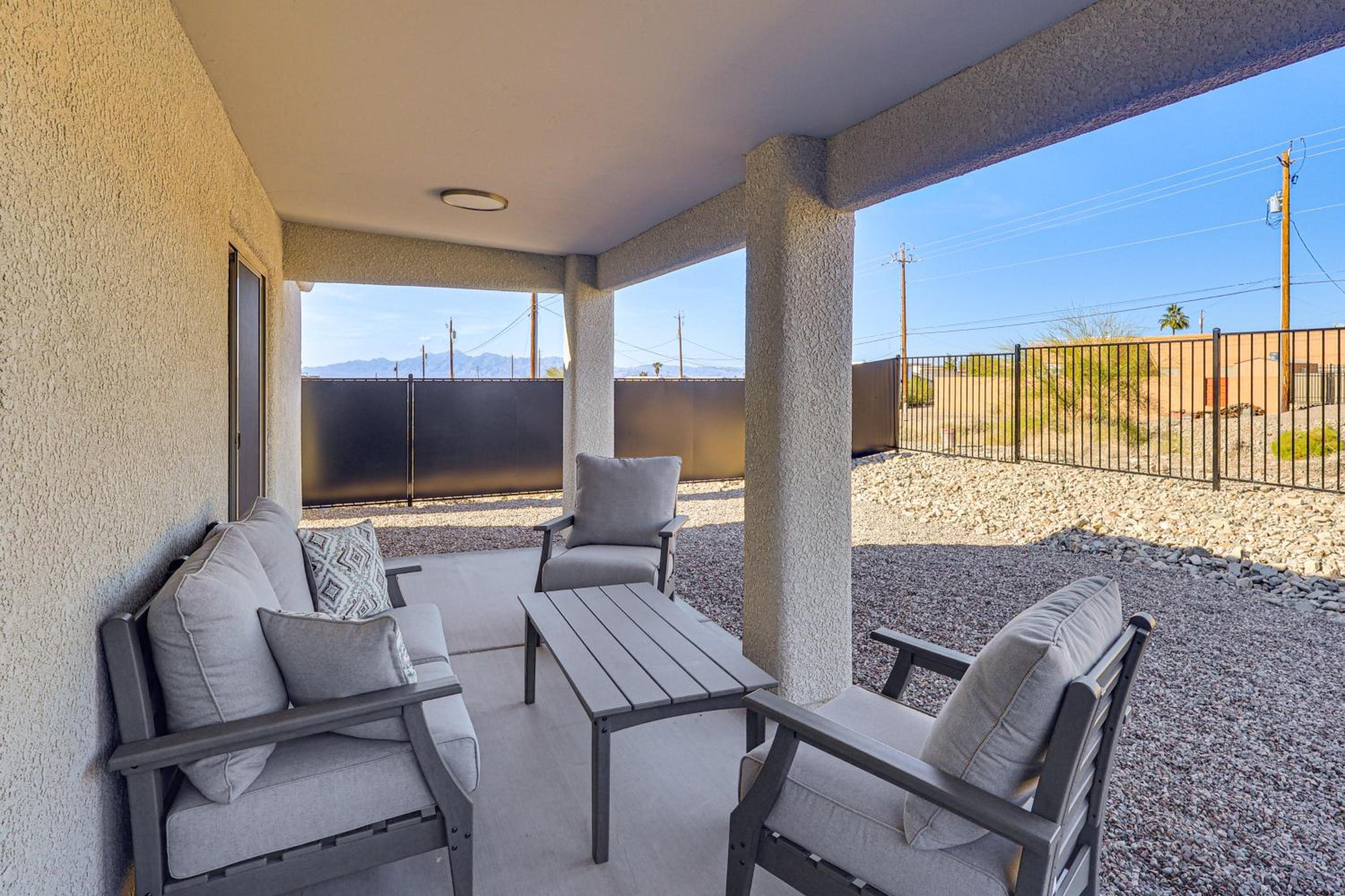 4 Mi to Lake Havasu State Park! Retreat with Hot Tub