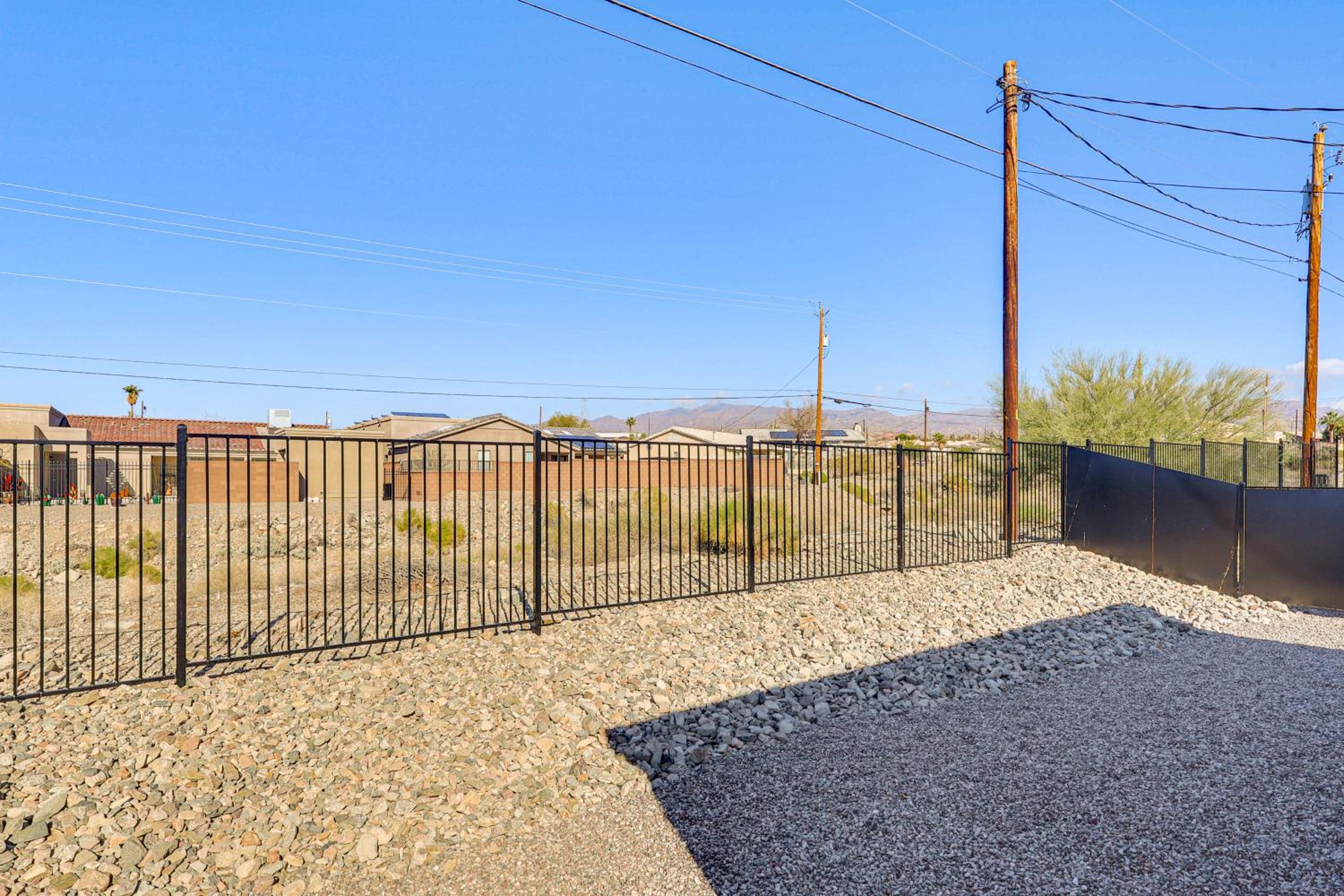 4 Mi to Lake Havasu State Park! Retreat with Hot Tub