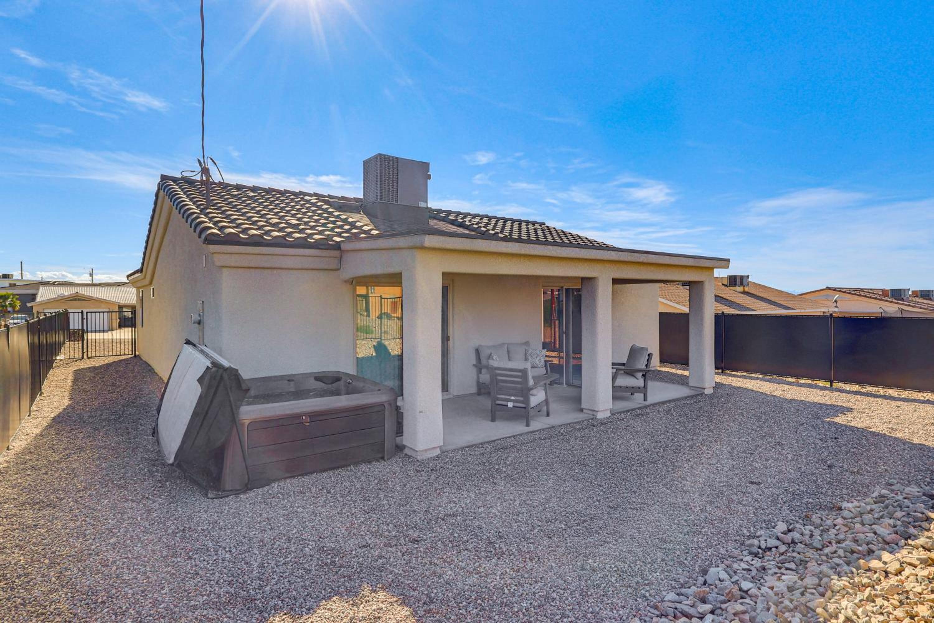 4 Mi to Lake Havasu State Park! Retreat with Hot Tub