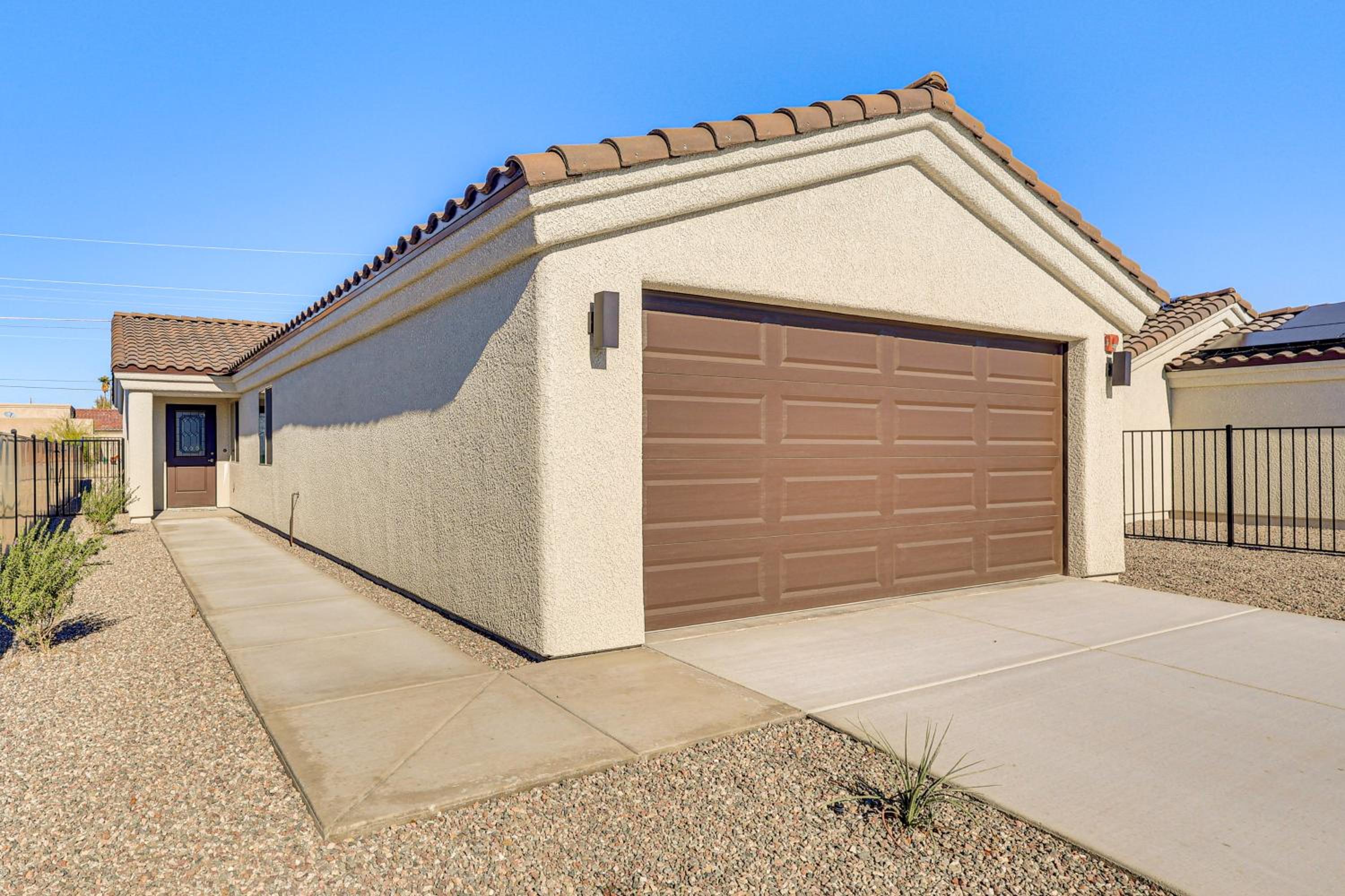 4 Mi to Lake Havasu State Park! Retreat with Hot Tub