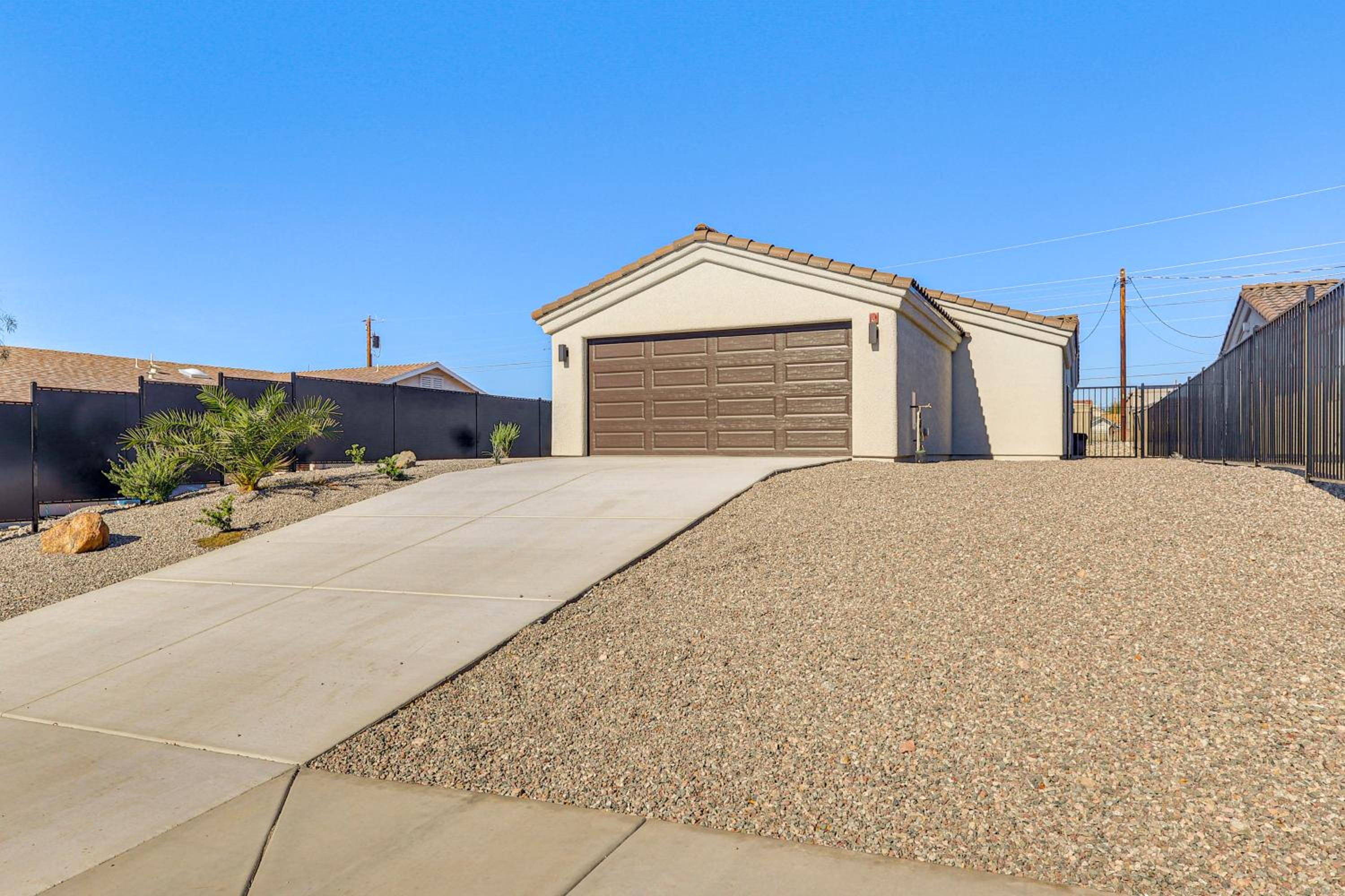4 Mi to Lake Havasu State Park! Retreat with Hot Tub