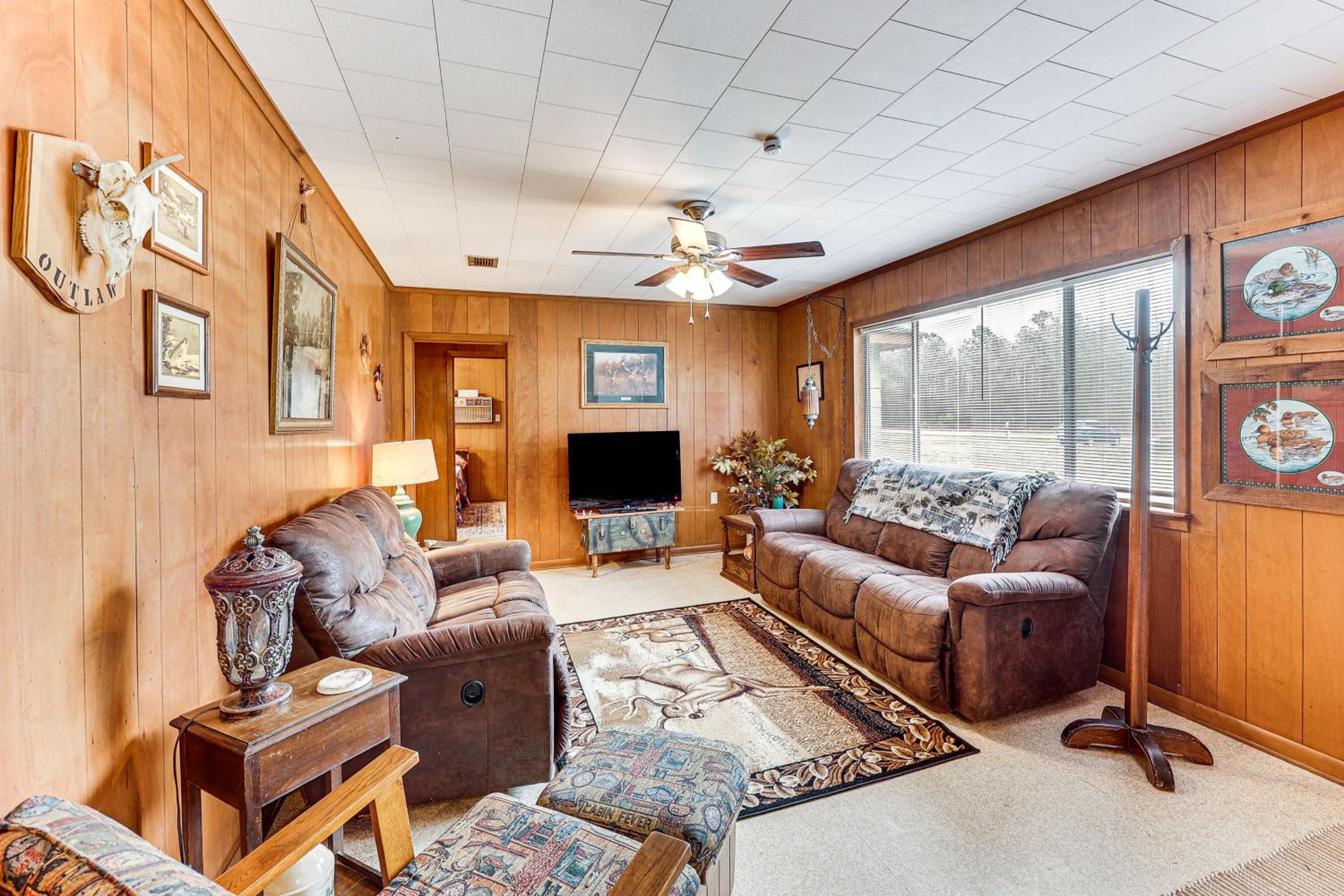Hunters Hideaway in Hazen with Yard Dogs Welcome!