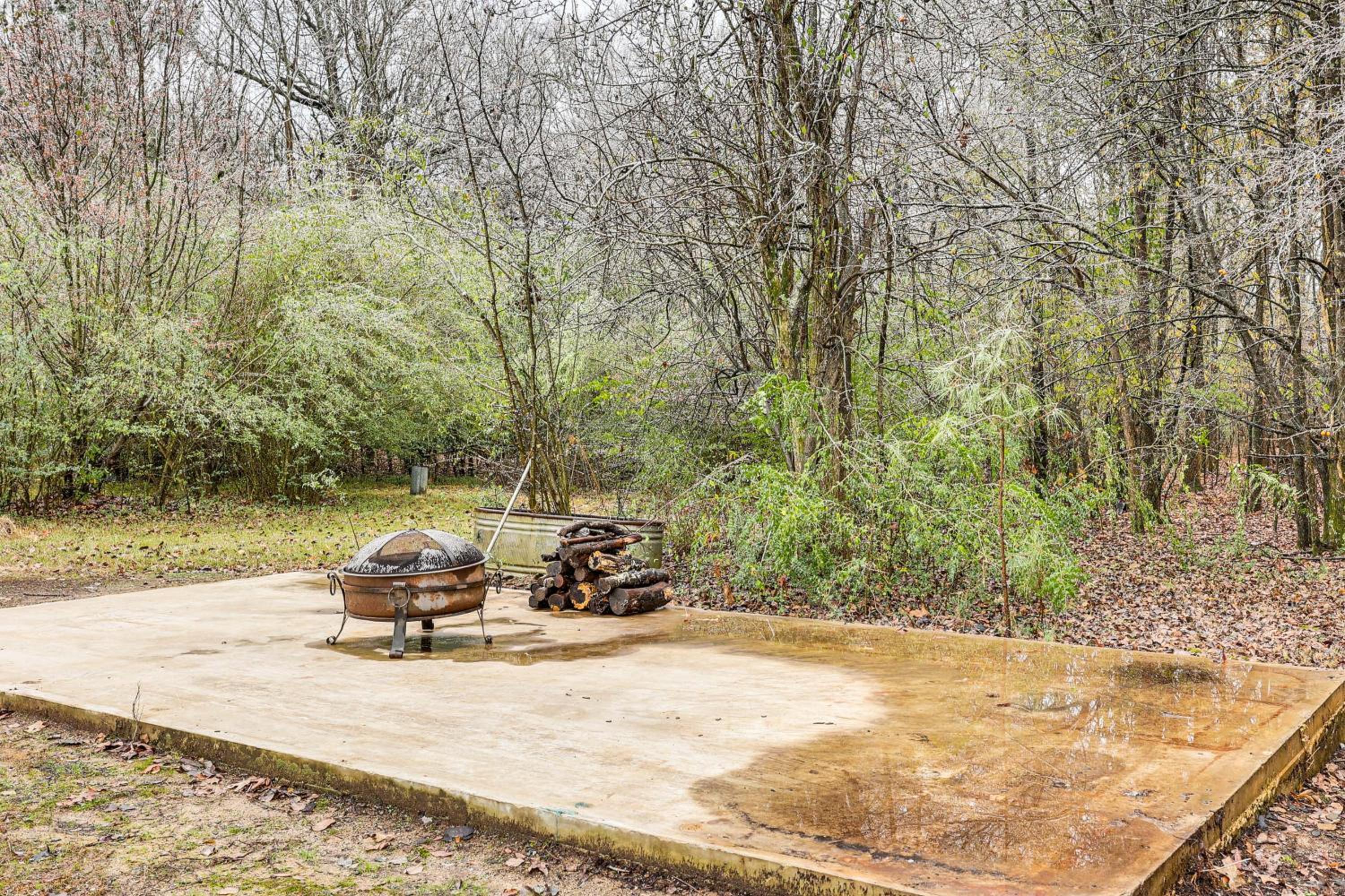 Hunters Hideaway in Hazen with Yard Dogs Welcome!