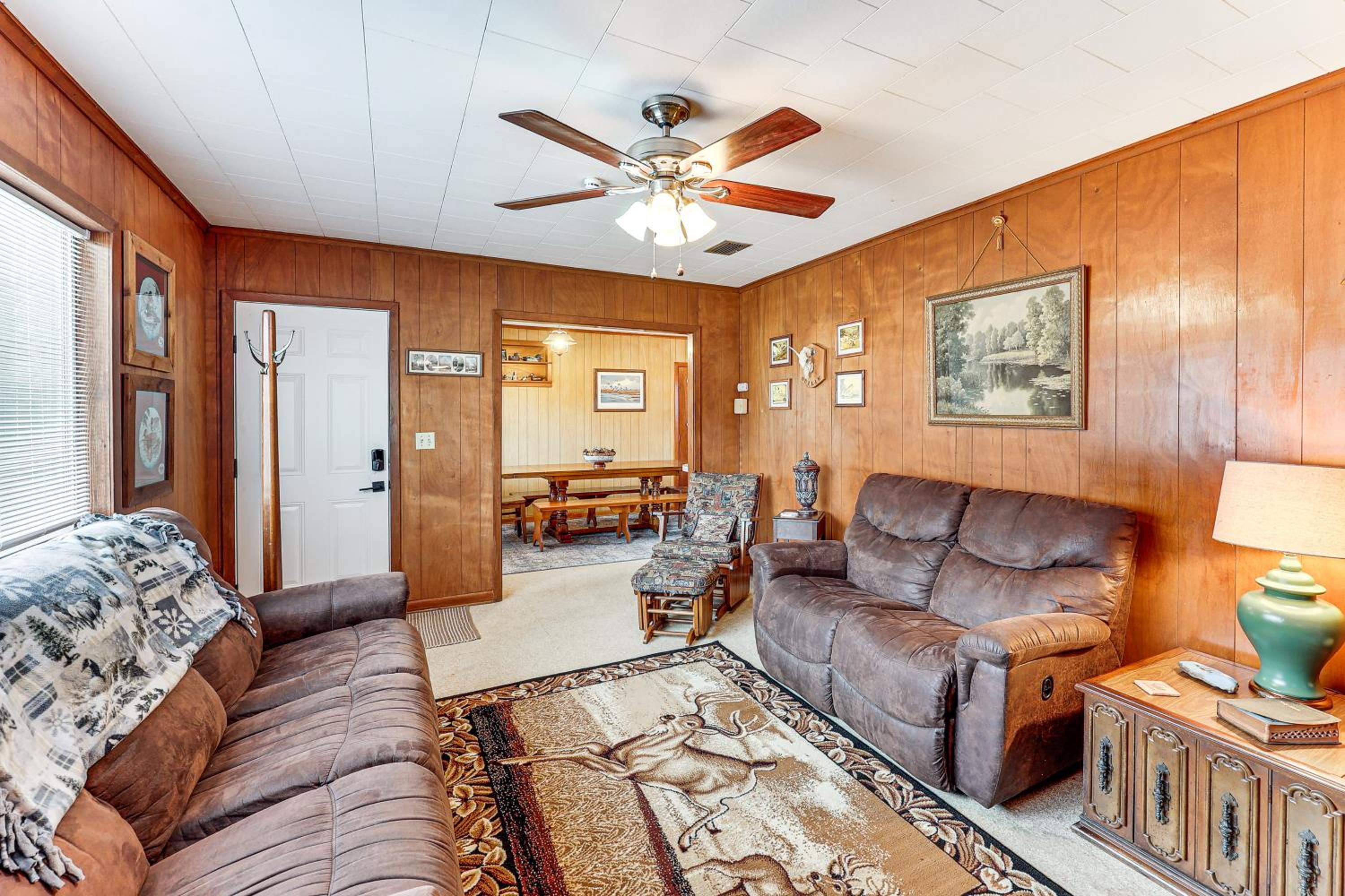 Hunters Hideaway in Hazen with Yard Dogs Welcome!