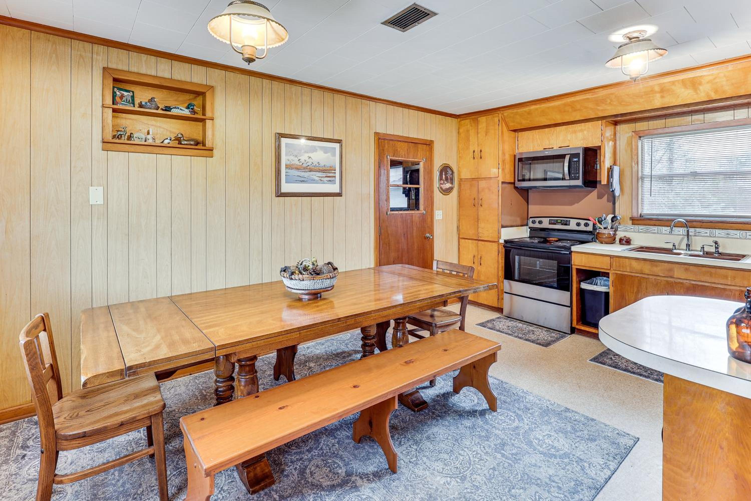Hunters Hideaway in Hazen with Yard Dogs Welcome!