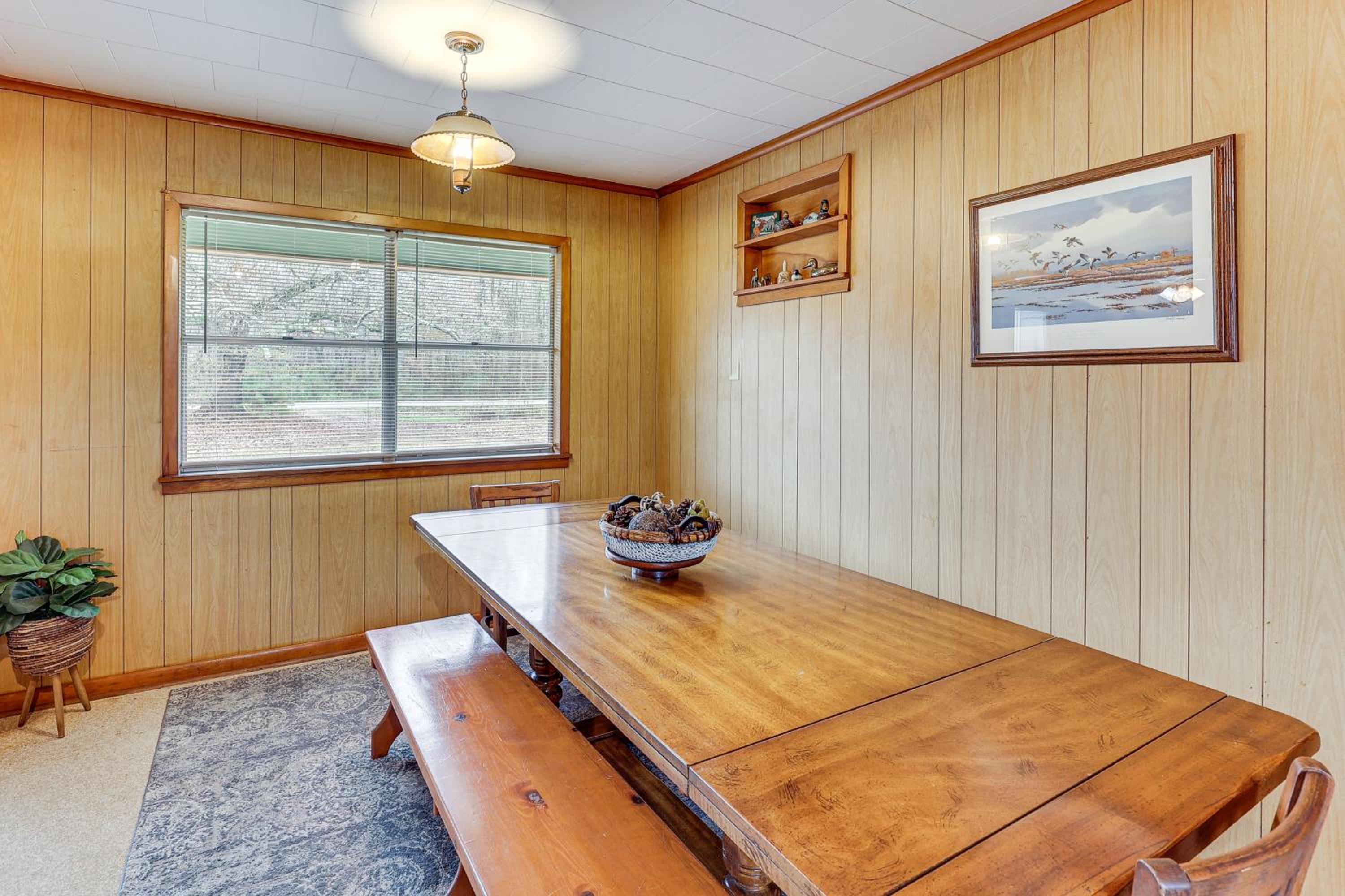 Hunters Hideaway in Hazen with Yard Dogs Welcome!