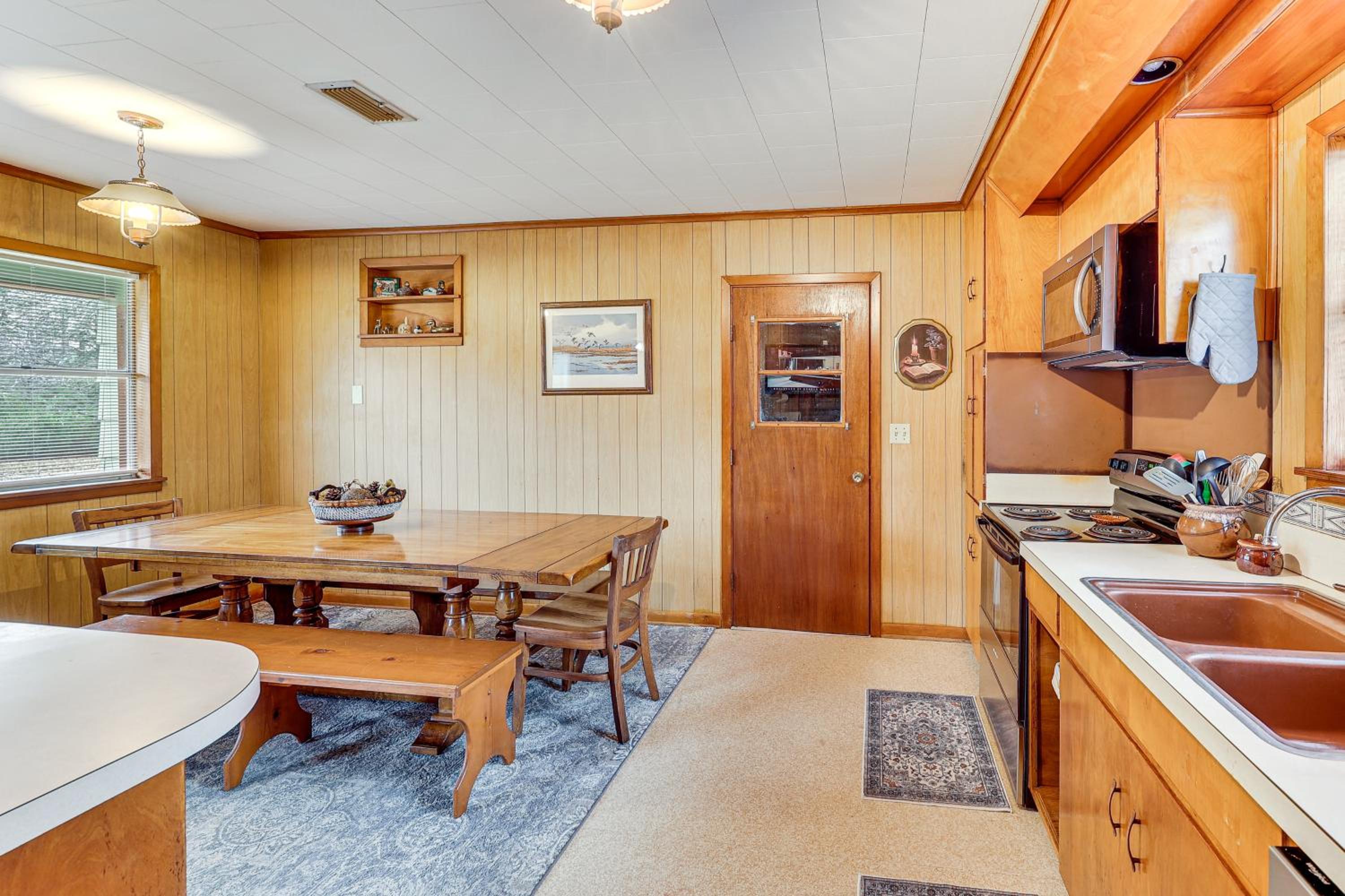 Hunters Hideaway in Hazen with Yard Dogs Welcome!