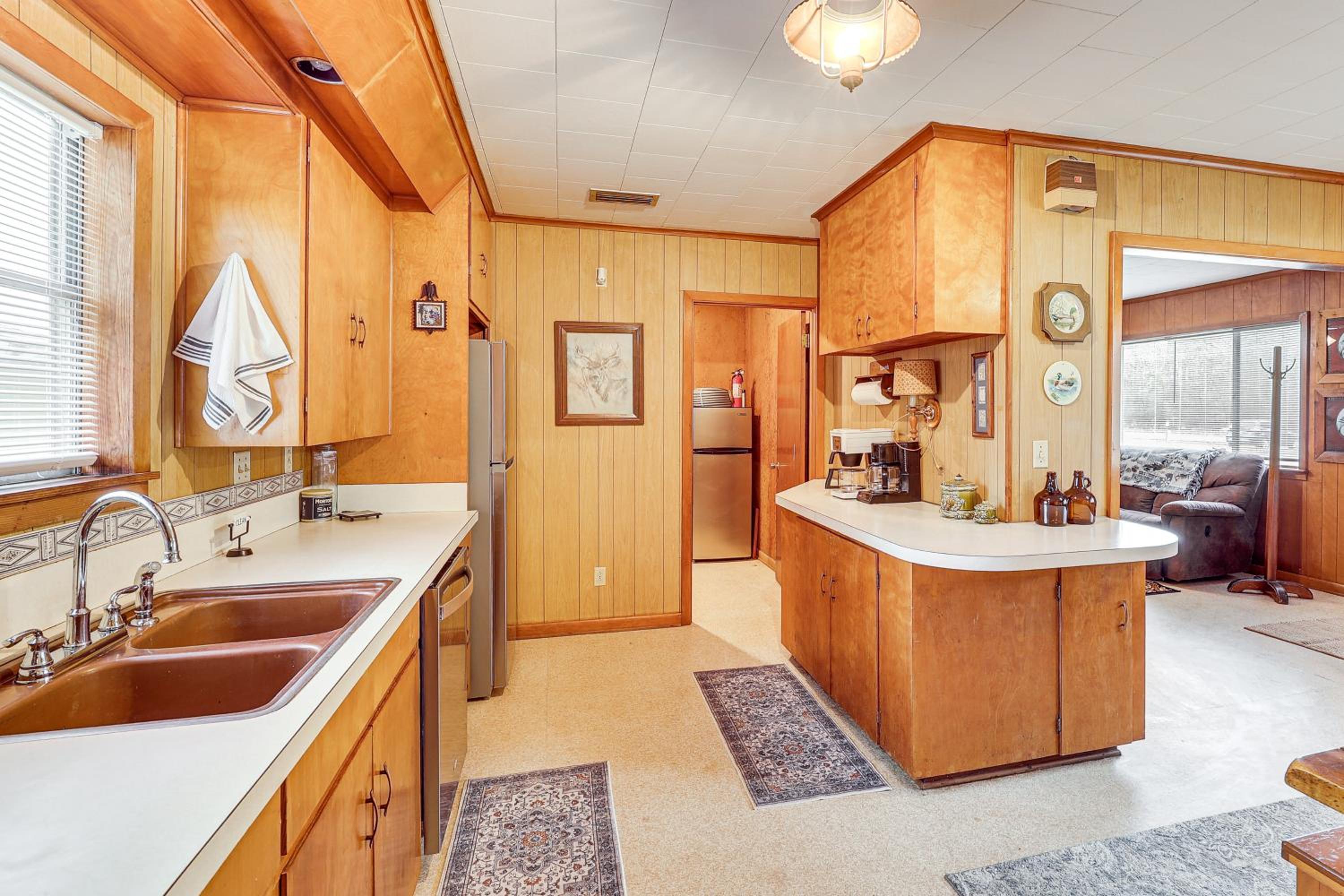 Hunters Hideaway in Hazen with Yard Dogs Welcome!