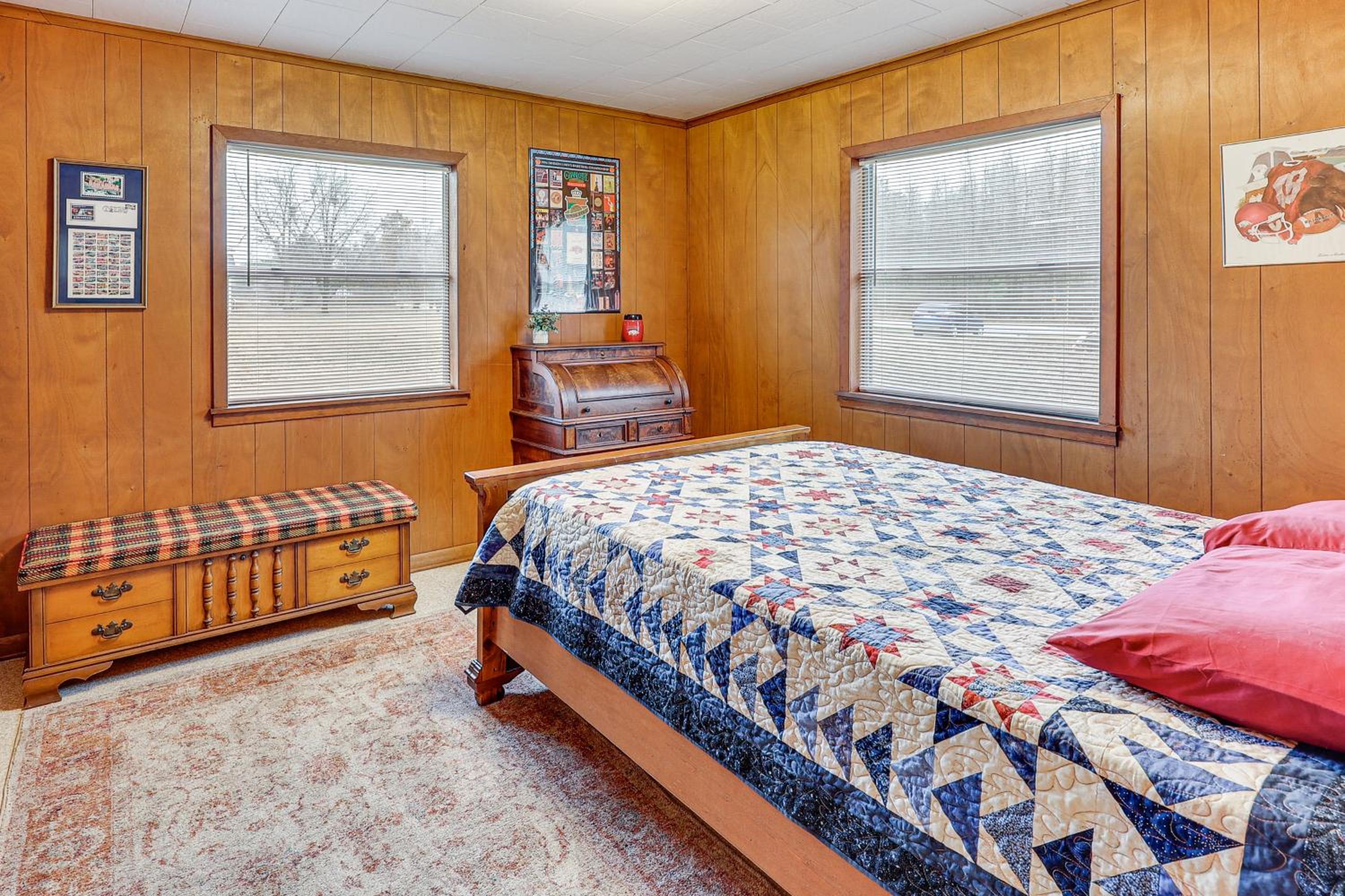 Hunters Hideaway in Hazen with Yard Dogs Welcome!