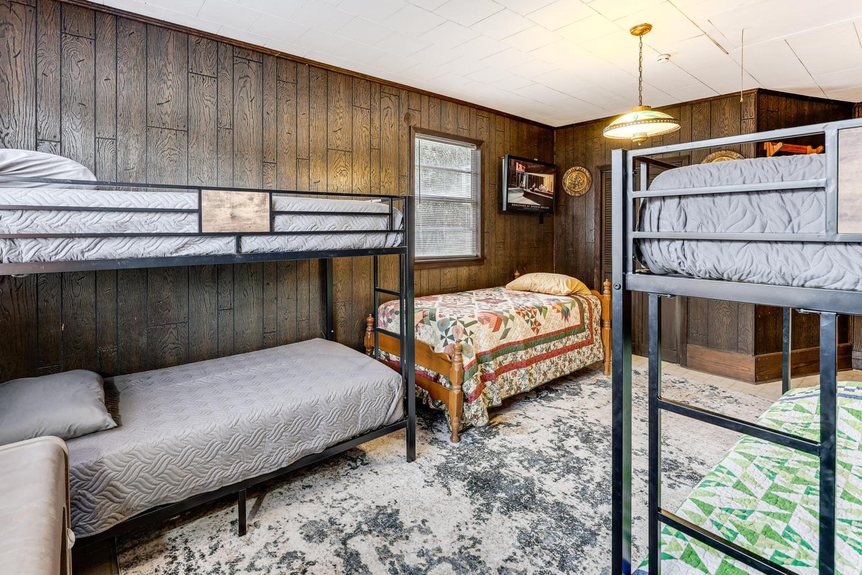 Hunters Hideaway in Hazen with Yard Dogs Welcome!