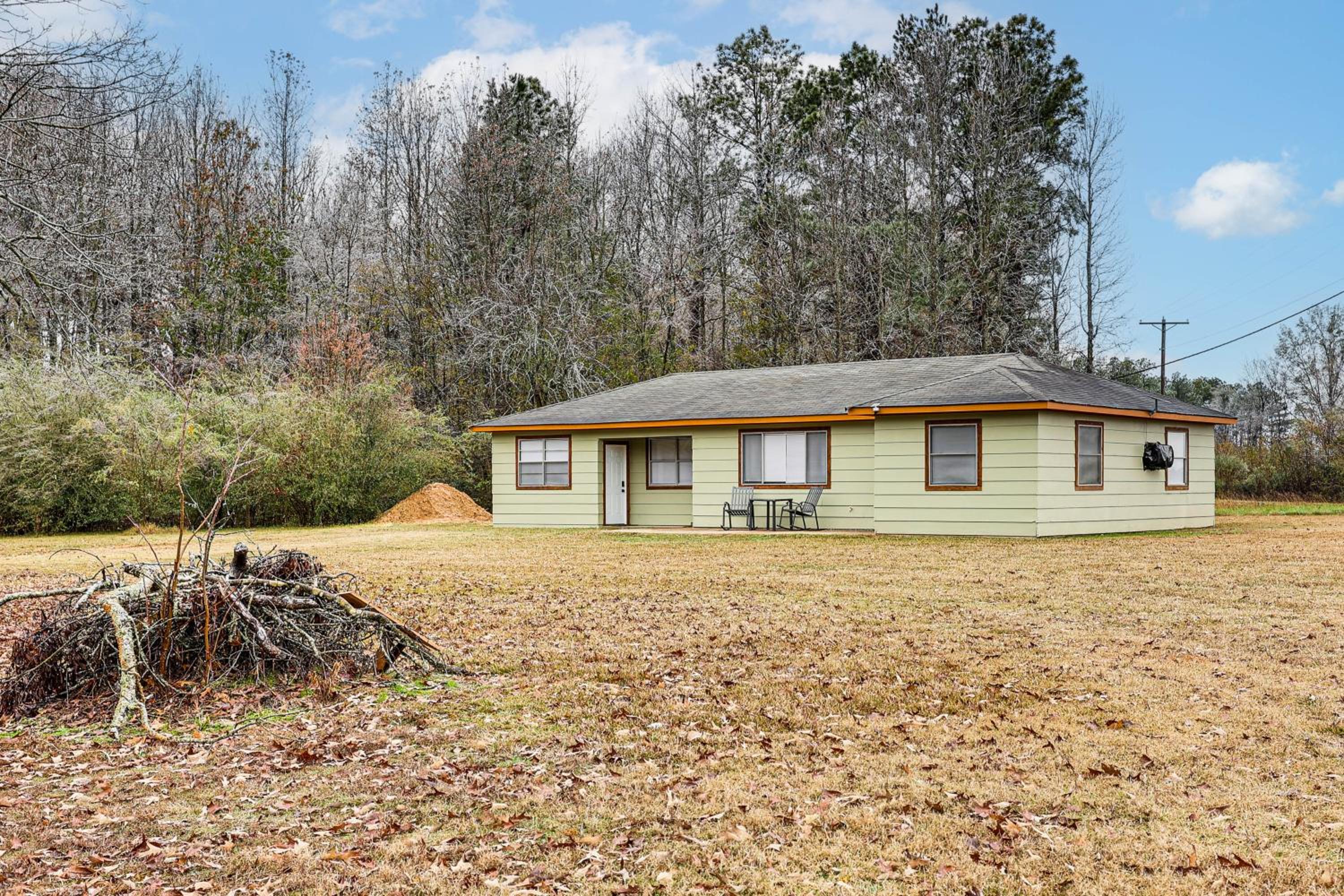 Hunters Hideaway in Hazen with Yard Dogs Welcome!