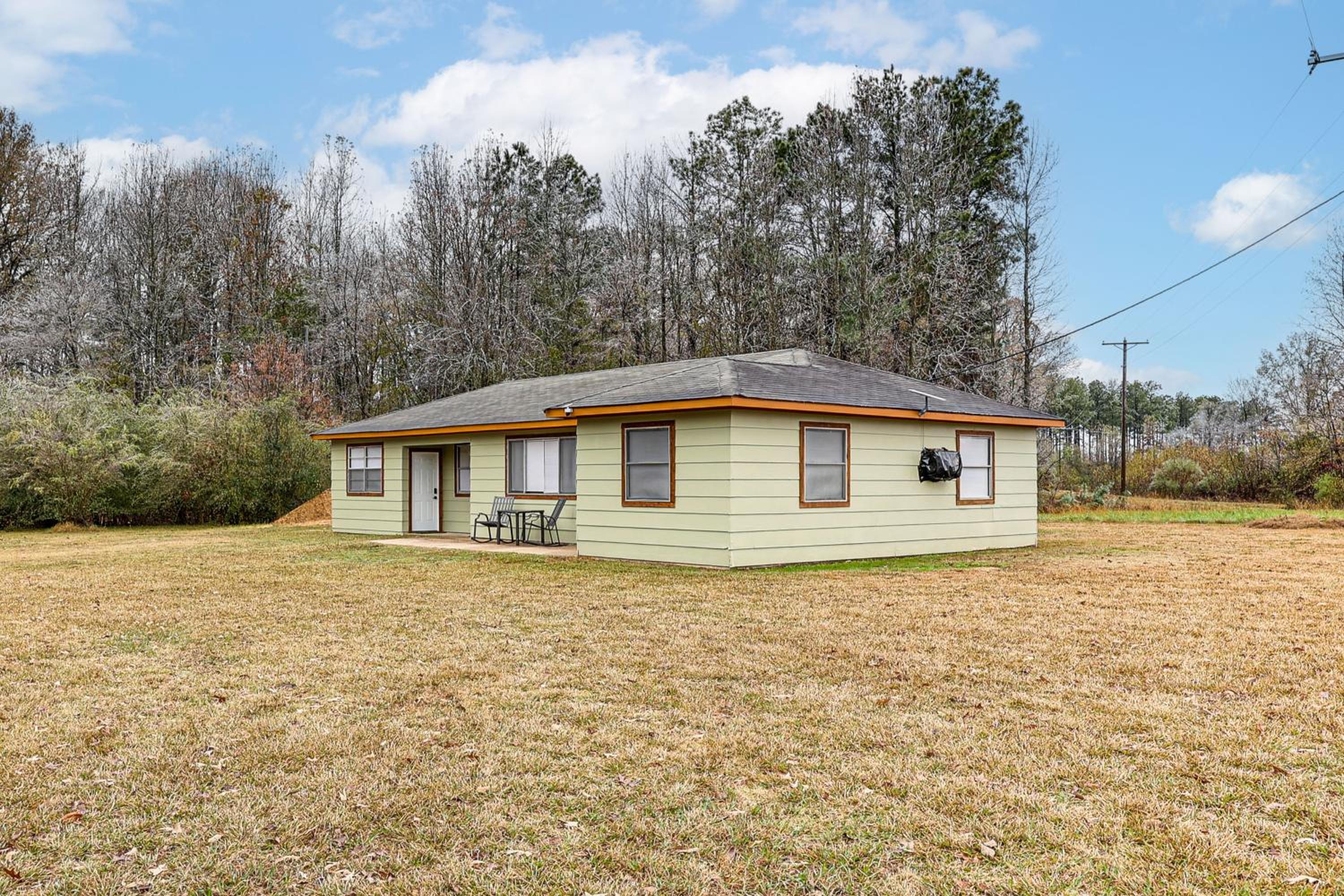 Hunters Hideaway in Hazen with Yard Dogs Welcome!