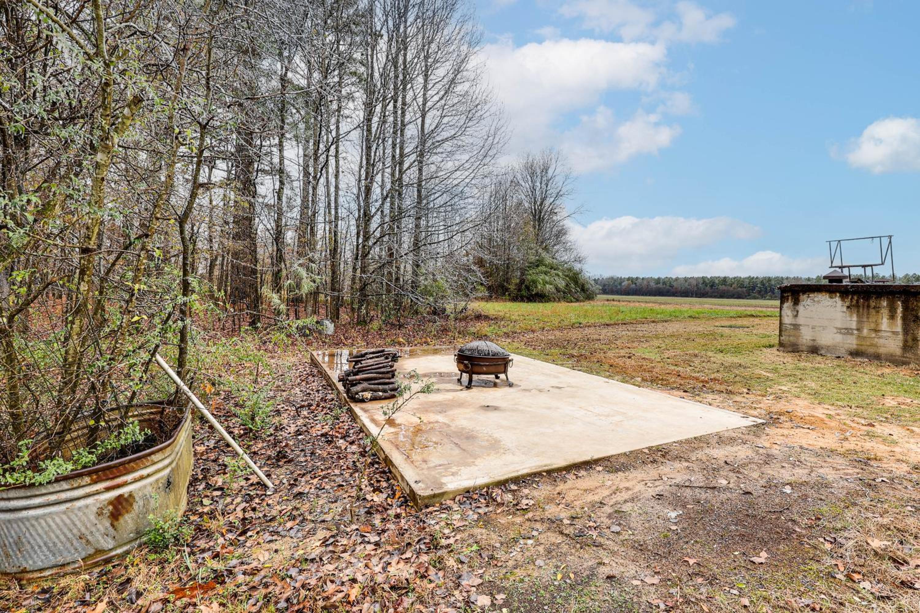Hunters Hideaway in Hazen with Yard Dogs Welcome!