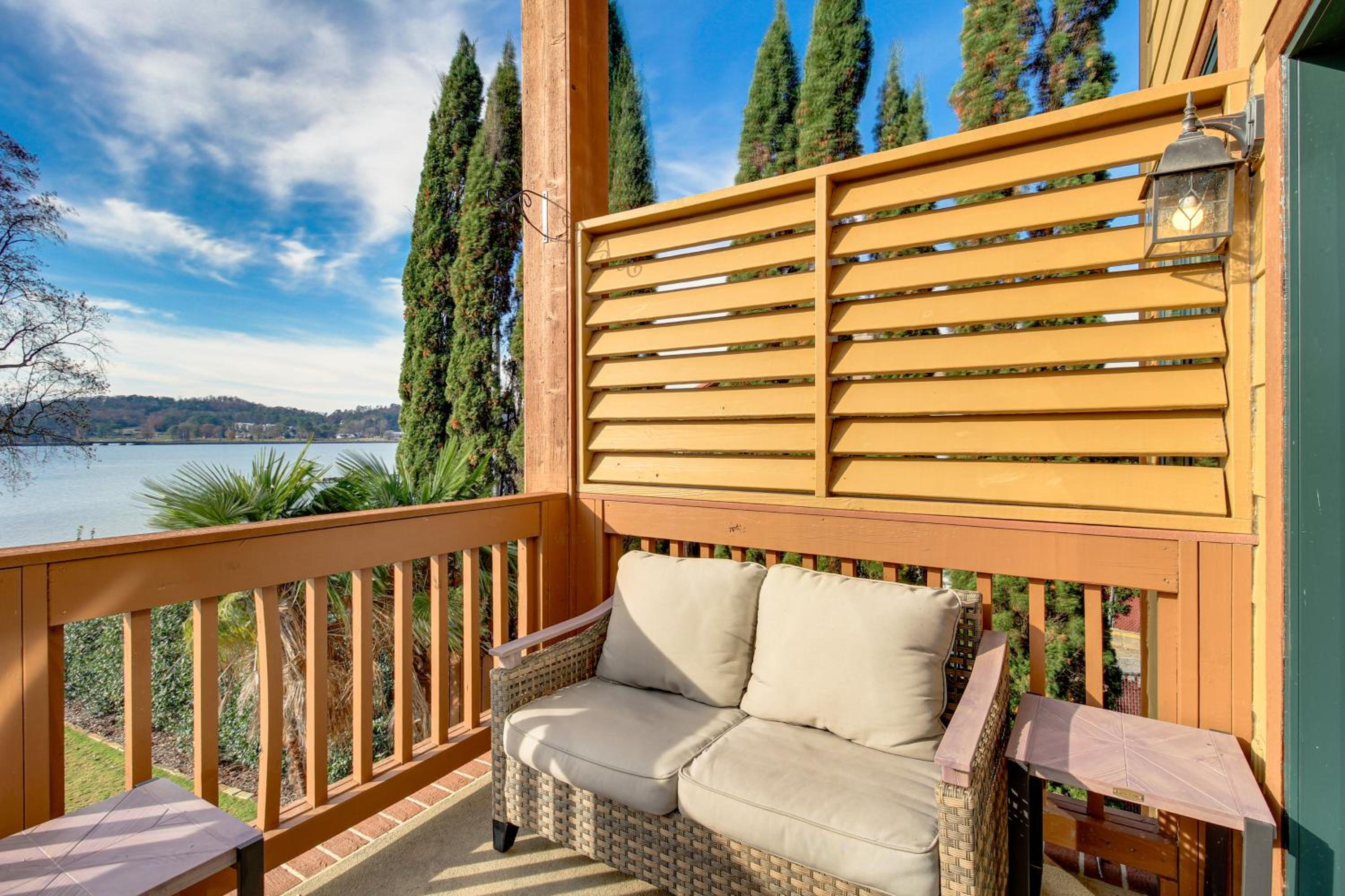 Lakefront Condo 3 Mi to Historic Guntersville!
