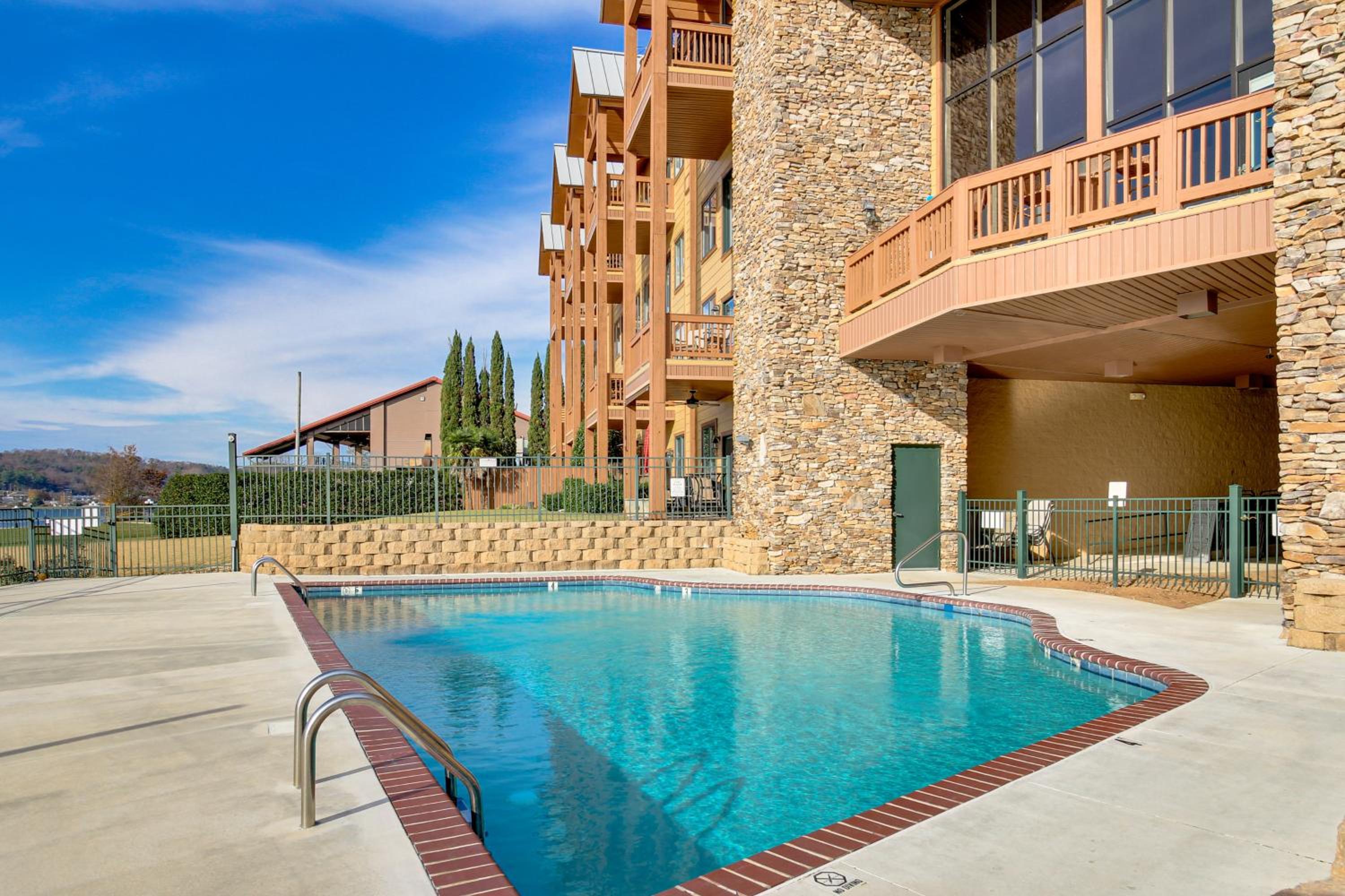 Lakefront Condo 3 Mi to Historic Guntersville!