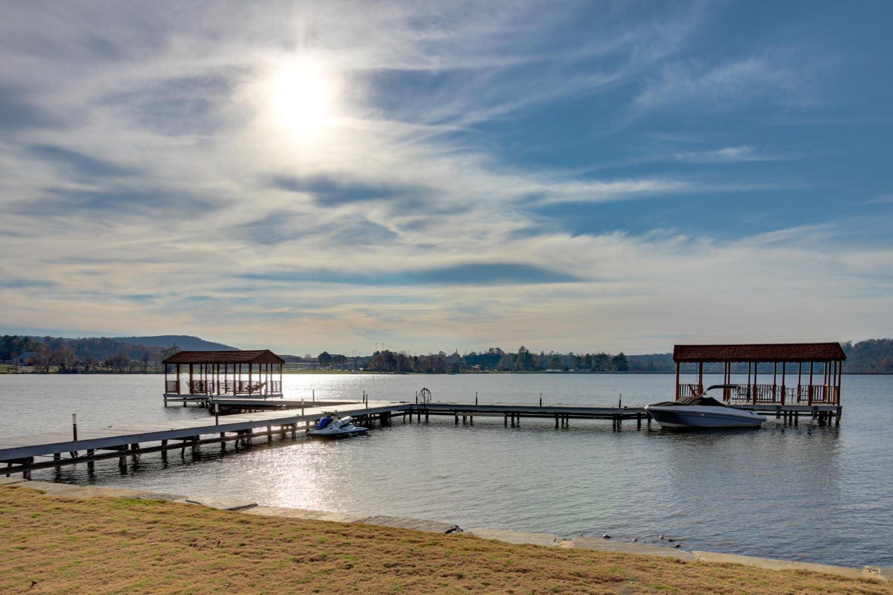 Lakefront Condo 3 Mi to Historic Guntersville!