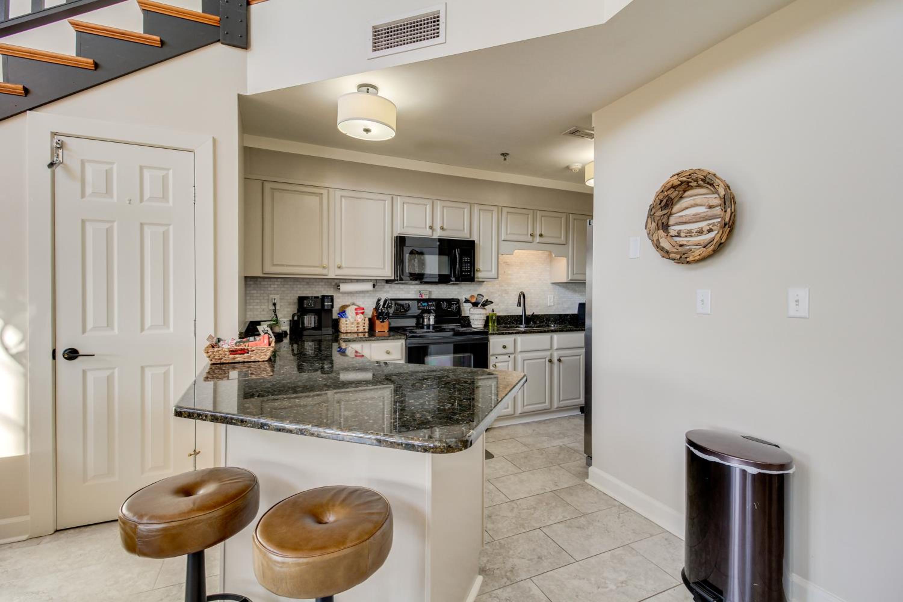 Lakefront Condo 3 Mi to Historic Guntersville!